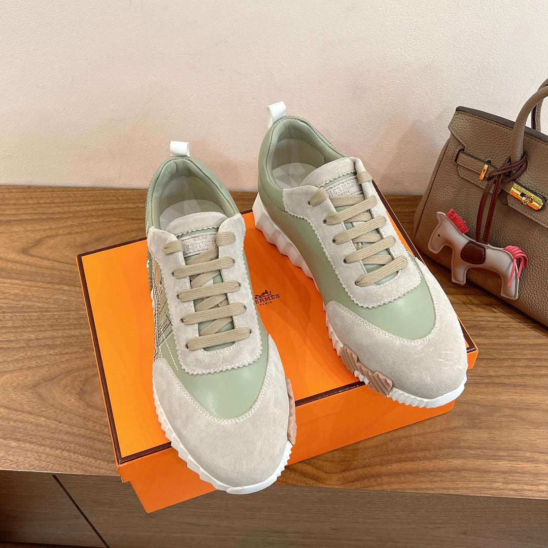 Low-top lace-up unisex sneakers in light green and white with cushioned collar