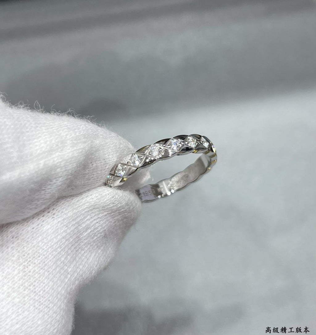 Silver-toned oval pavé ring with clear stones