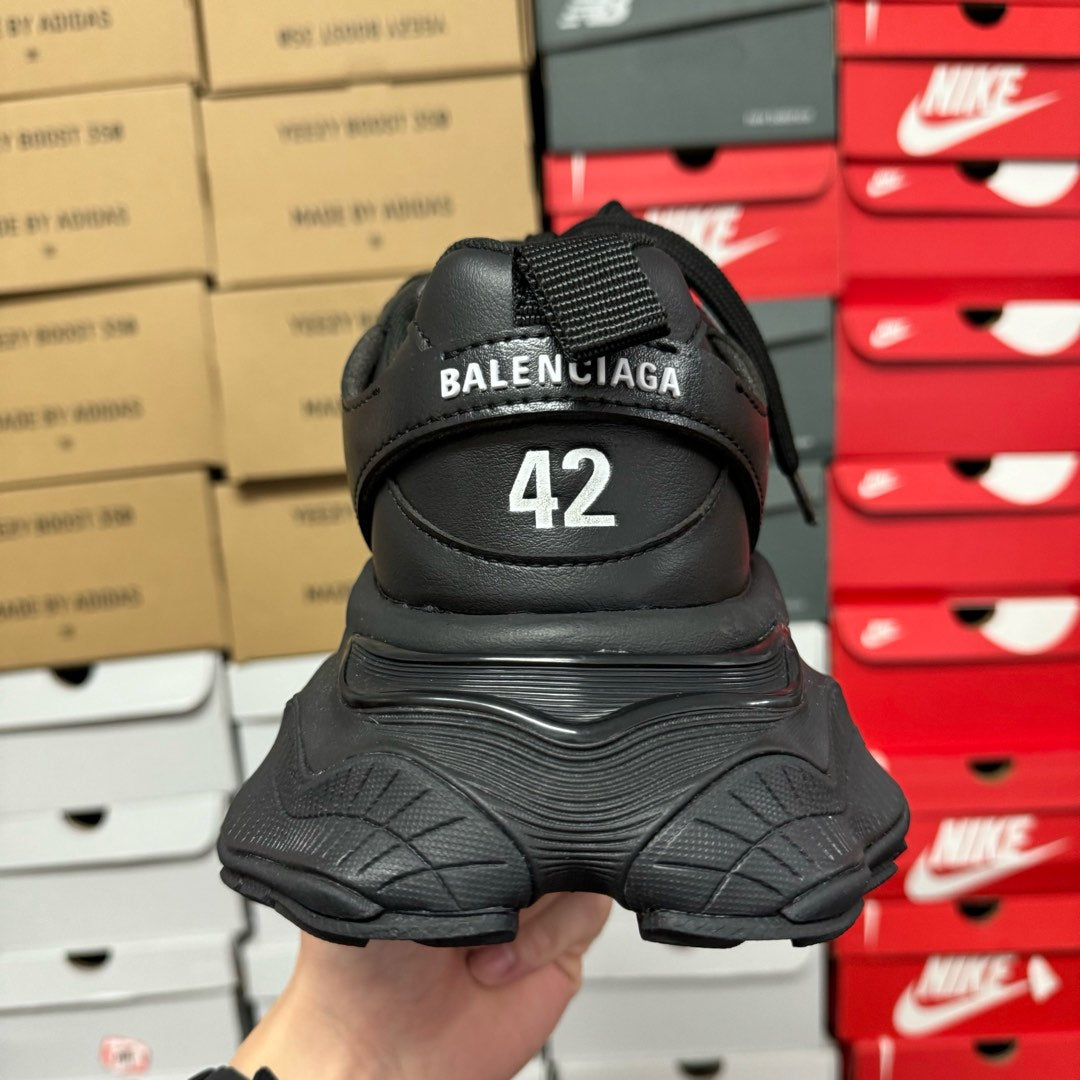 Black Balenciaga unisex sneakers heel view, BALENCIAGA text and size 42 on back
