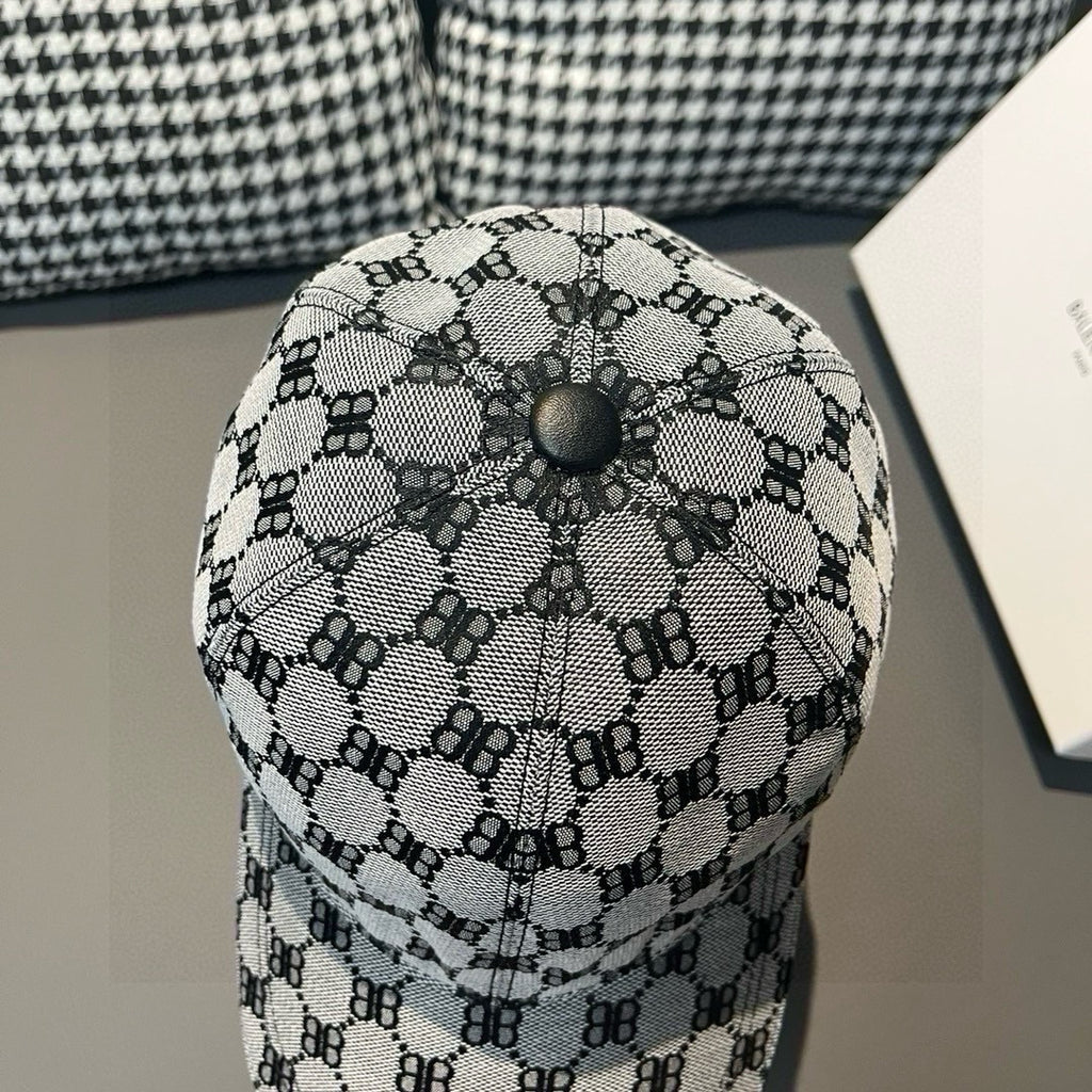 Baseball cap with logo jacquard crown and center button