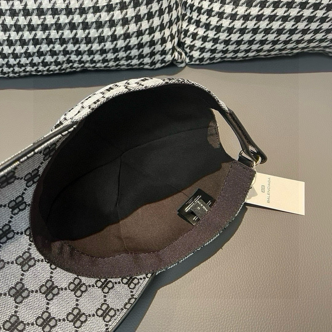 Baseball cap with logo jacquard and black interior lining, adjustable strap