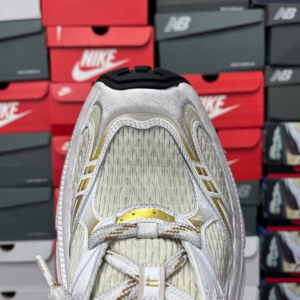 White and light-yellow sneaker heel with padded collar and mesh back panel