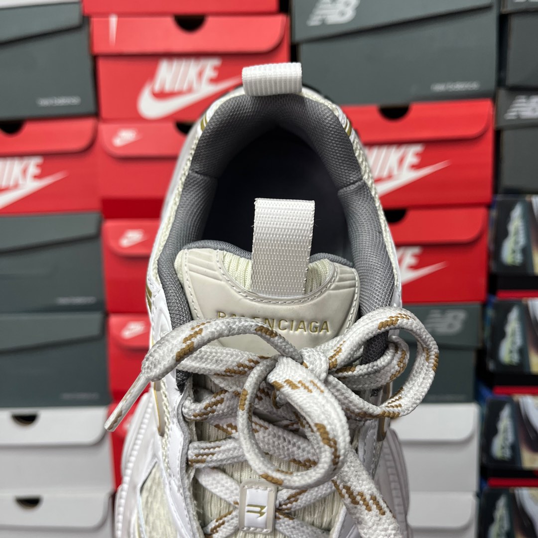 Sneaker tongue and collar with BALENCIAGA text label and lace-up laces