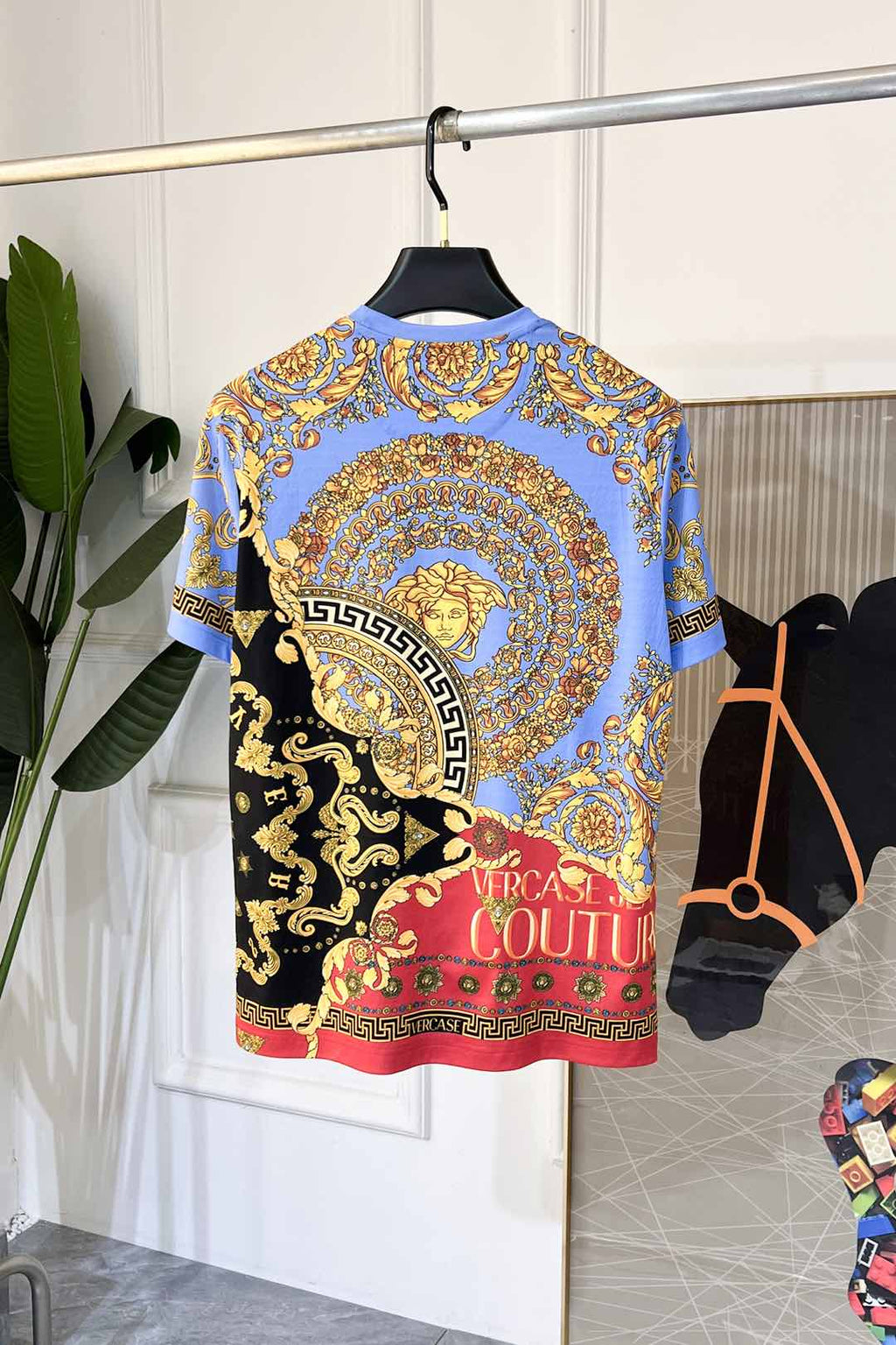 Crewneck T-shirt in light blue with circular baroque Medusa print and Greek key border