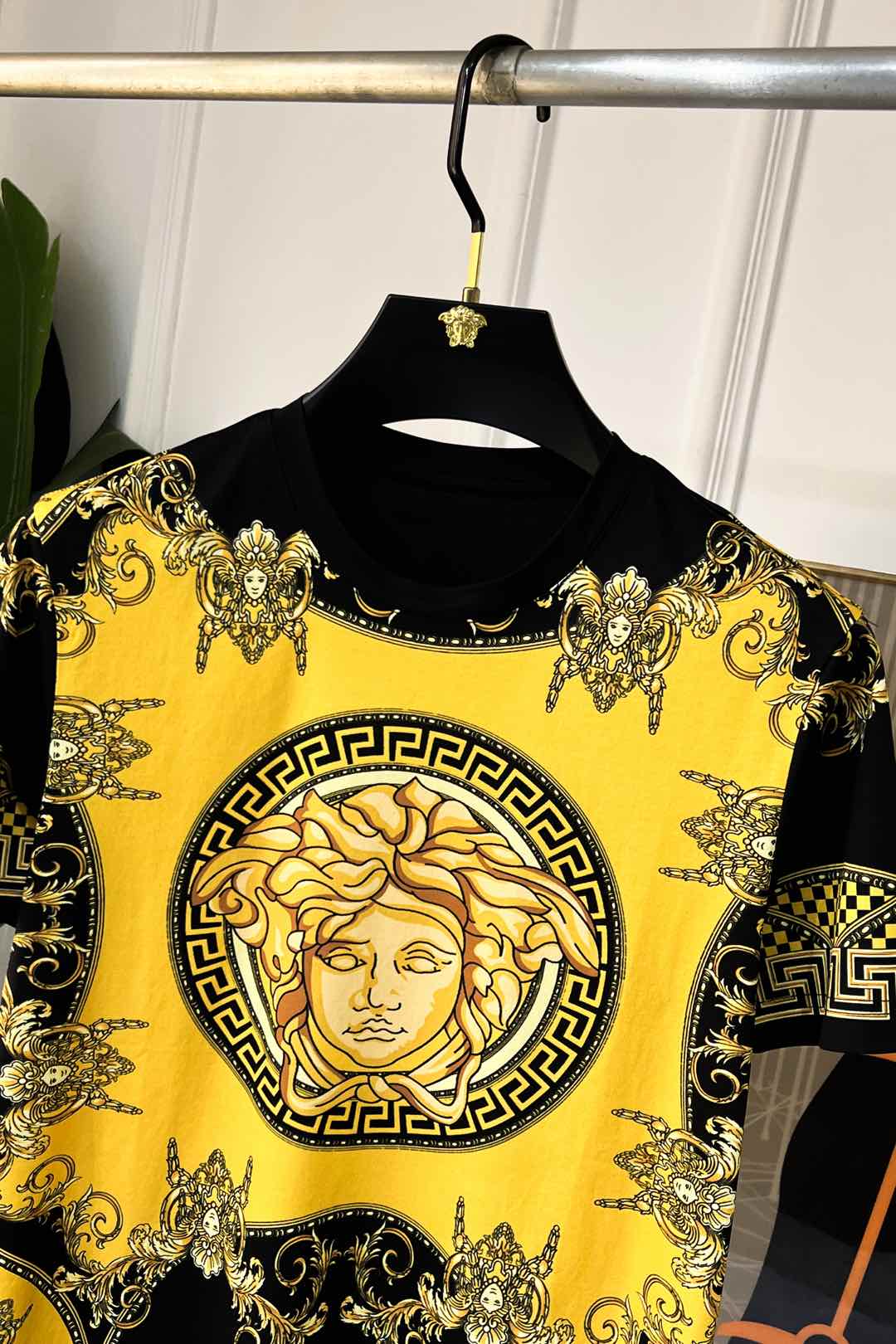 Short-sleeve graphic T-shirt in black with yellow Medusa-style front print