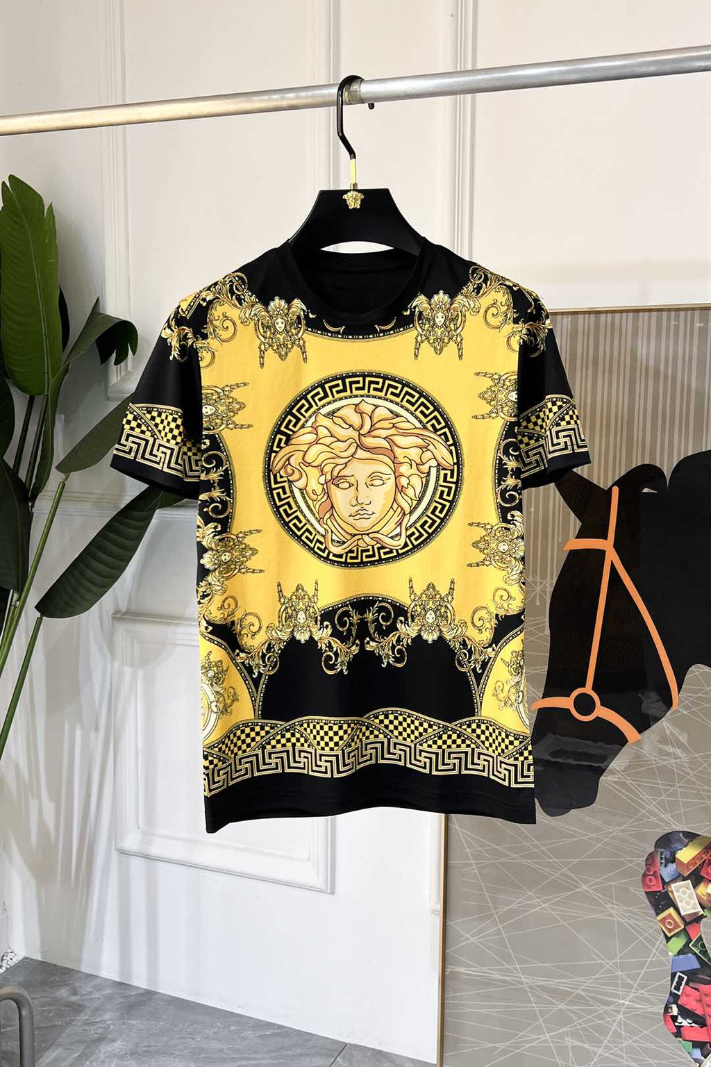 Short-sleeve graphic T-shirt in black with yellow Medusa-style center print