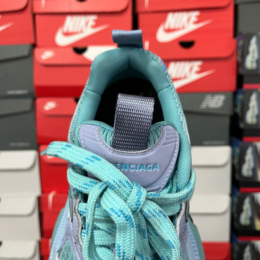 Teal sneaker heel with elastic pull tab and woven lace detail