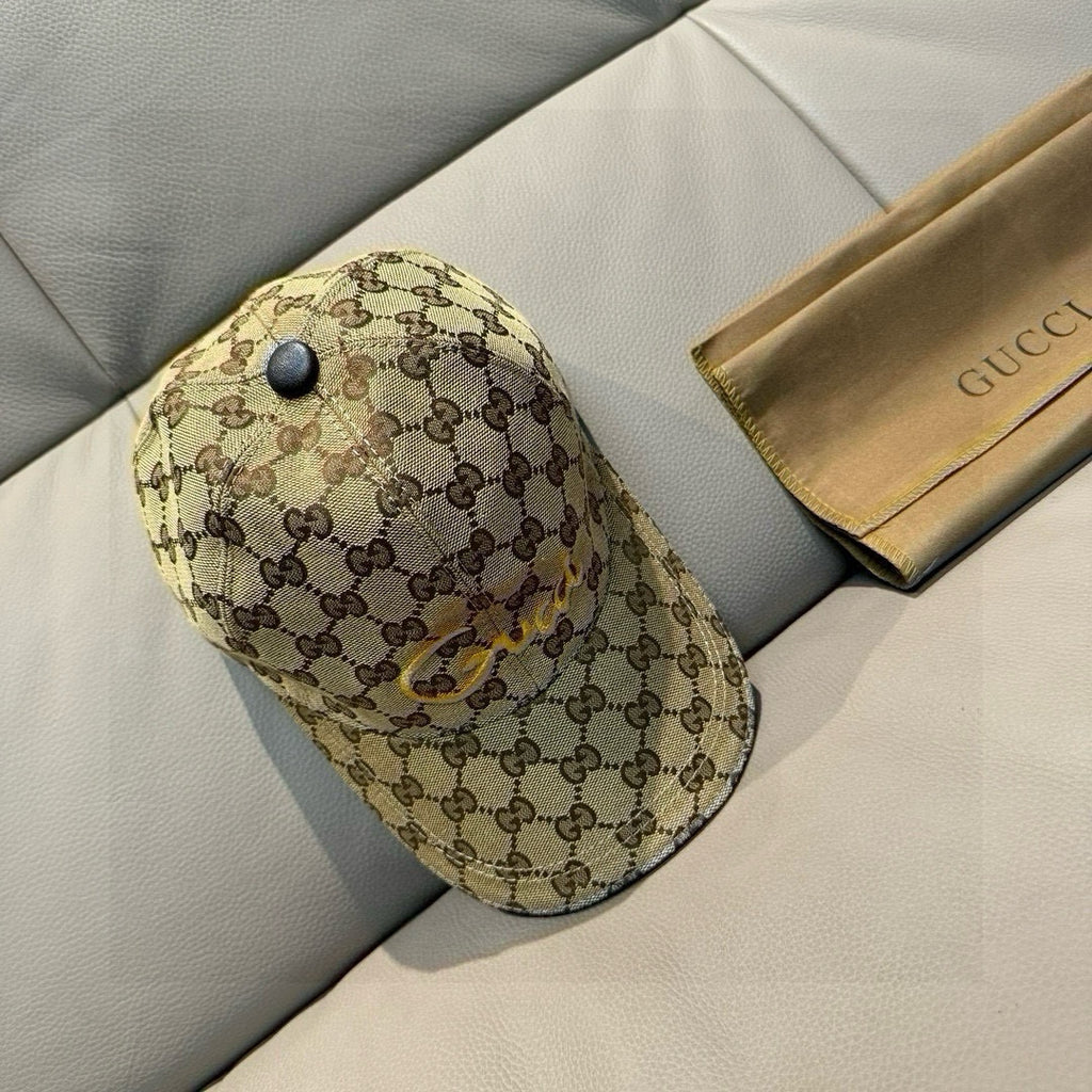 Gucci baseball cap with beige GG monogram pattern and dark round button
