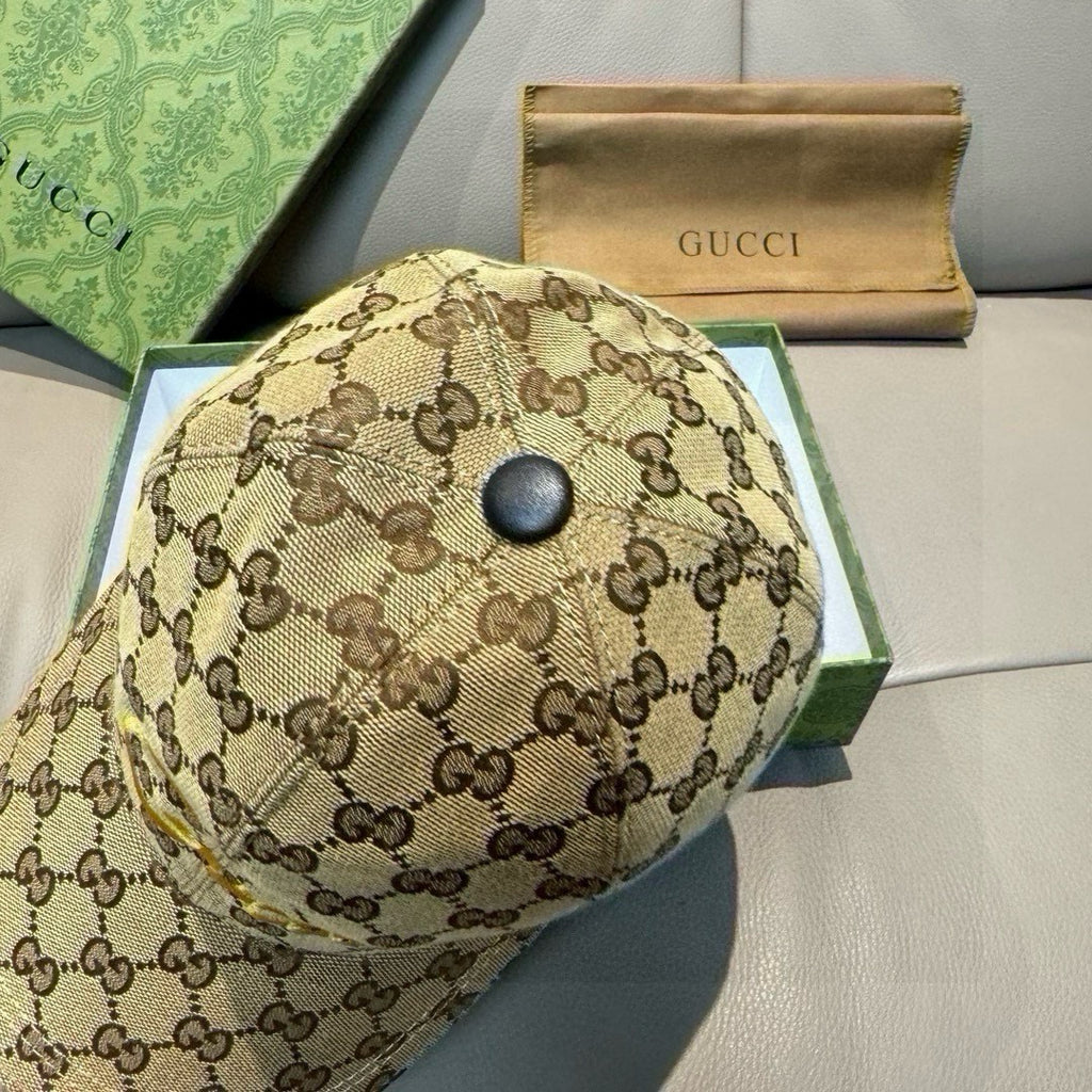 Gucci baseball cap front panel in beige GG monogram canvas with dark button