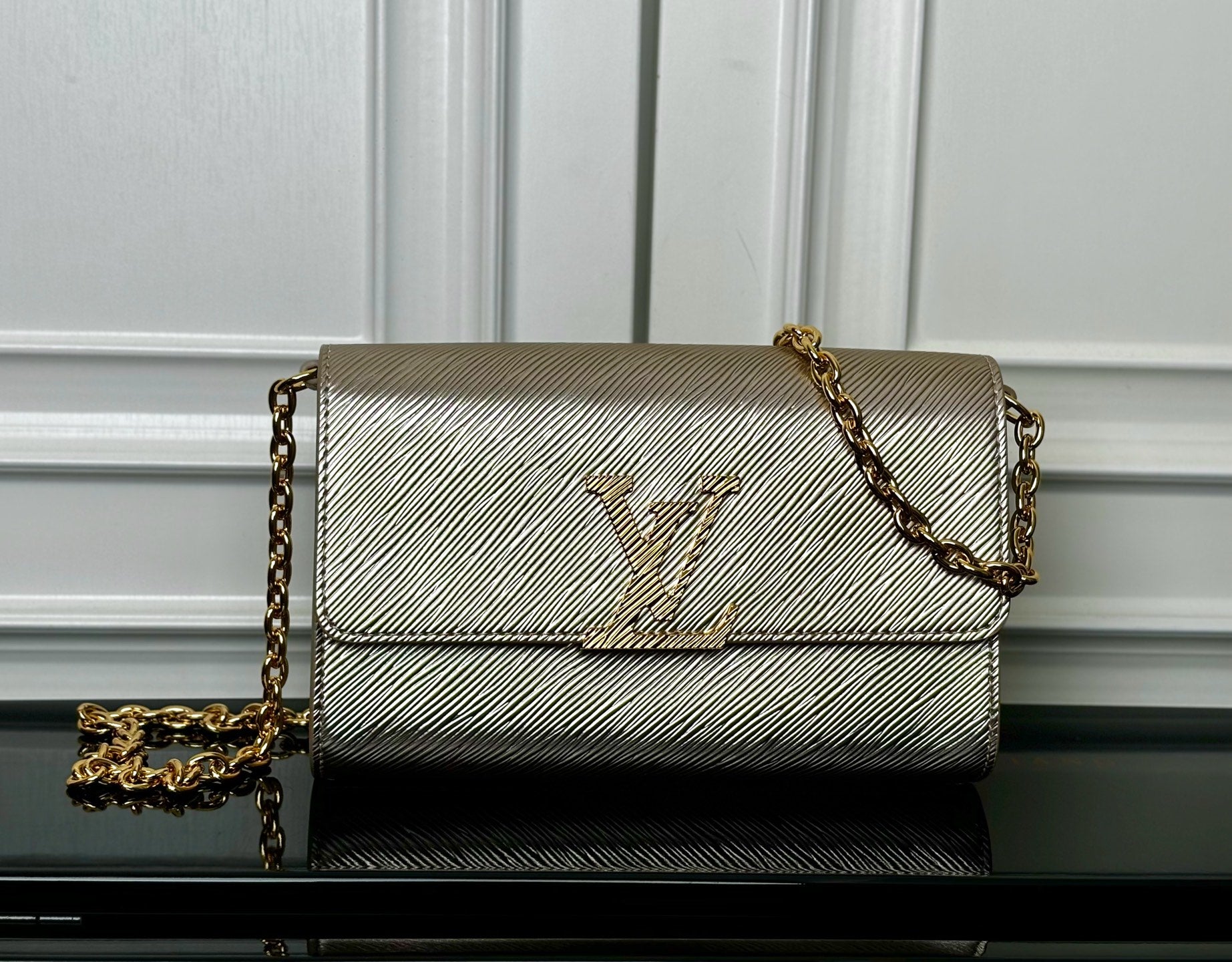 Beige textured shoulder bag with LV-style logo and gold chain strap