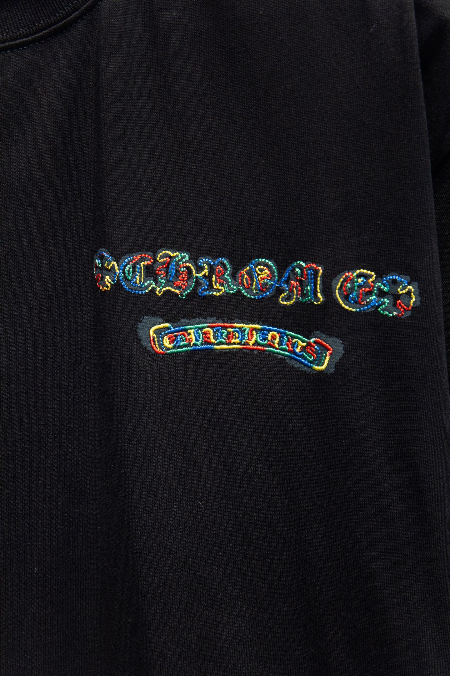 Black T-shirt with multicolor logo embroidery at chest