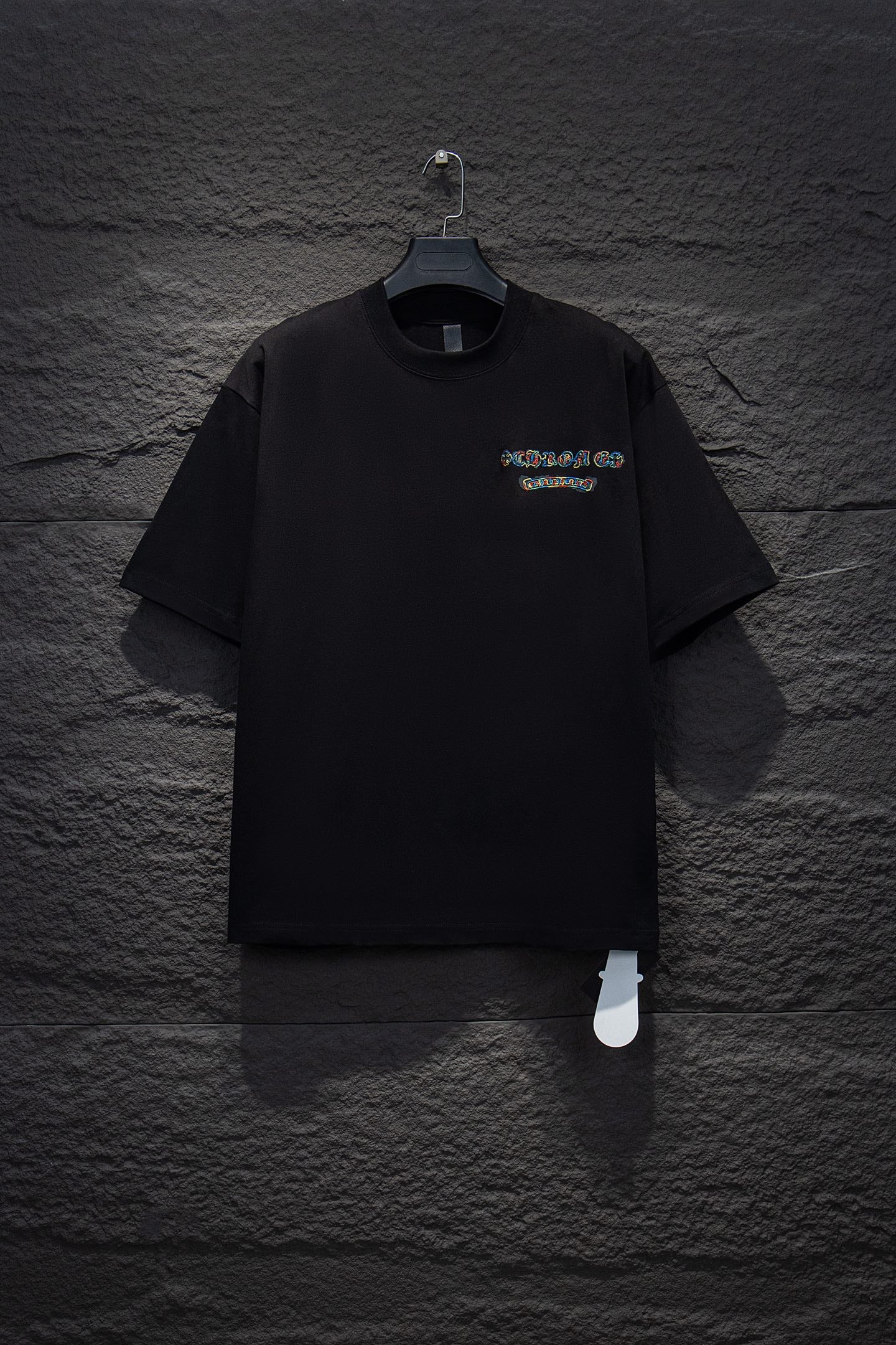 Black short-sleeve T-shirt with small chest logo embroidery
