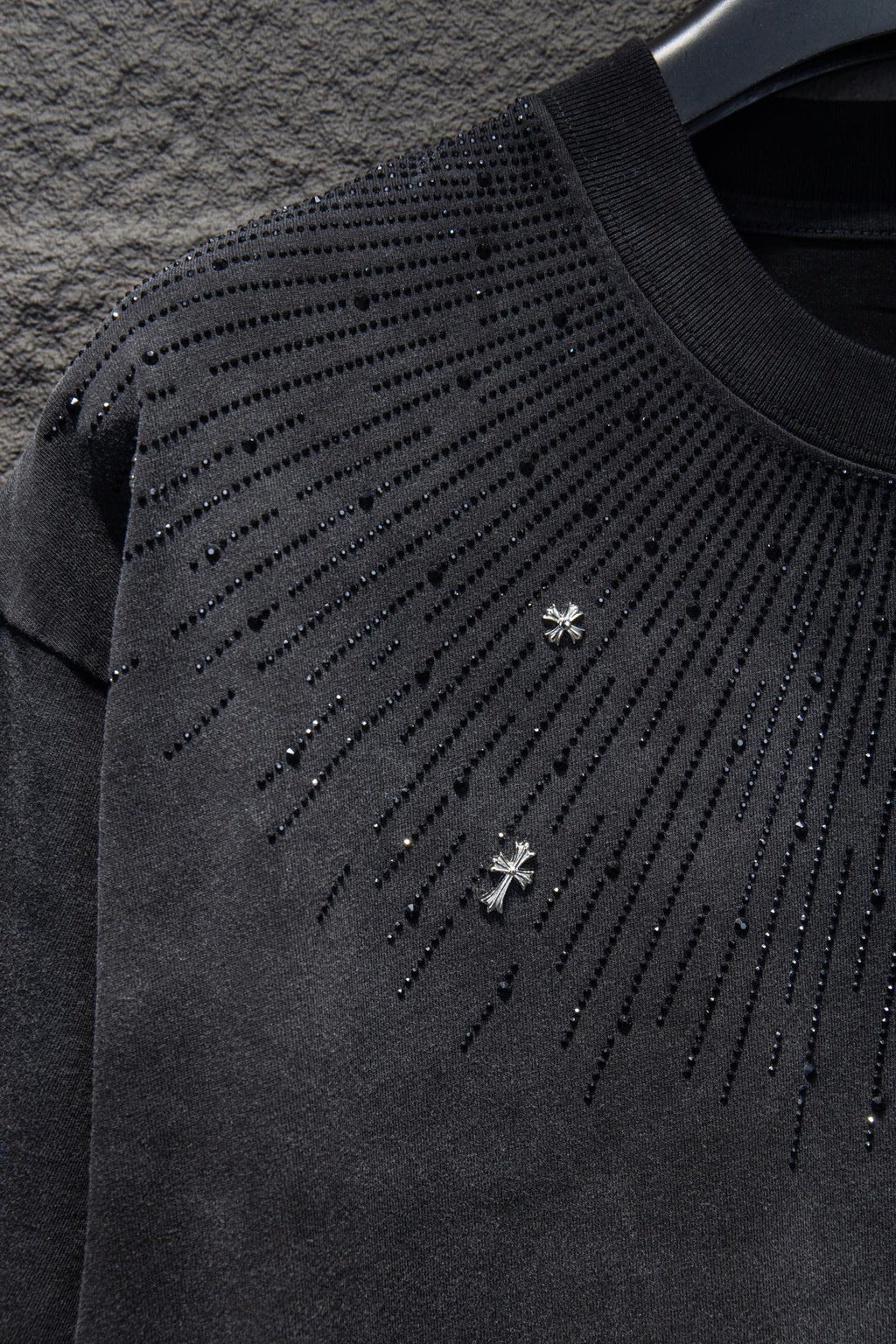 Chrome short-sleeve top sleeve, black knit with rows of small studs