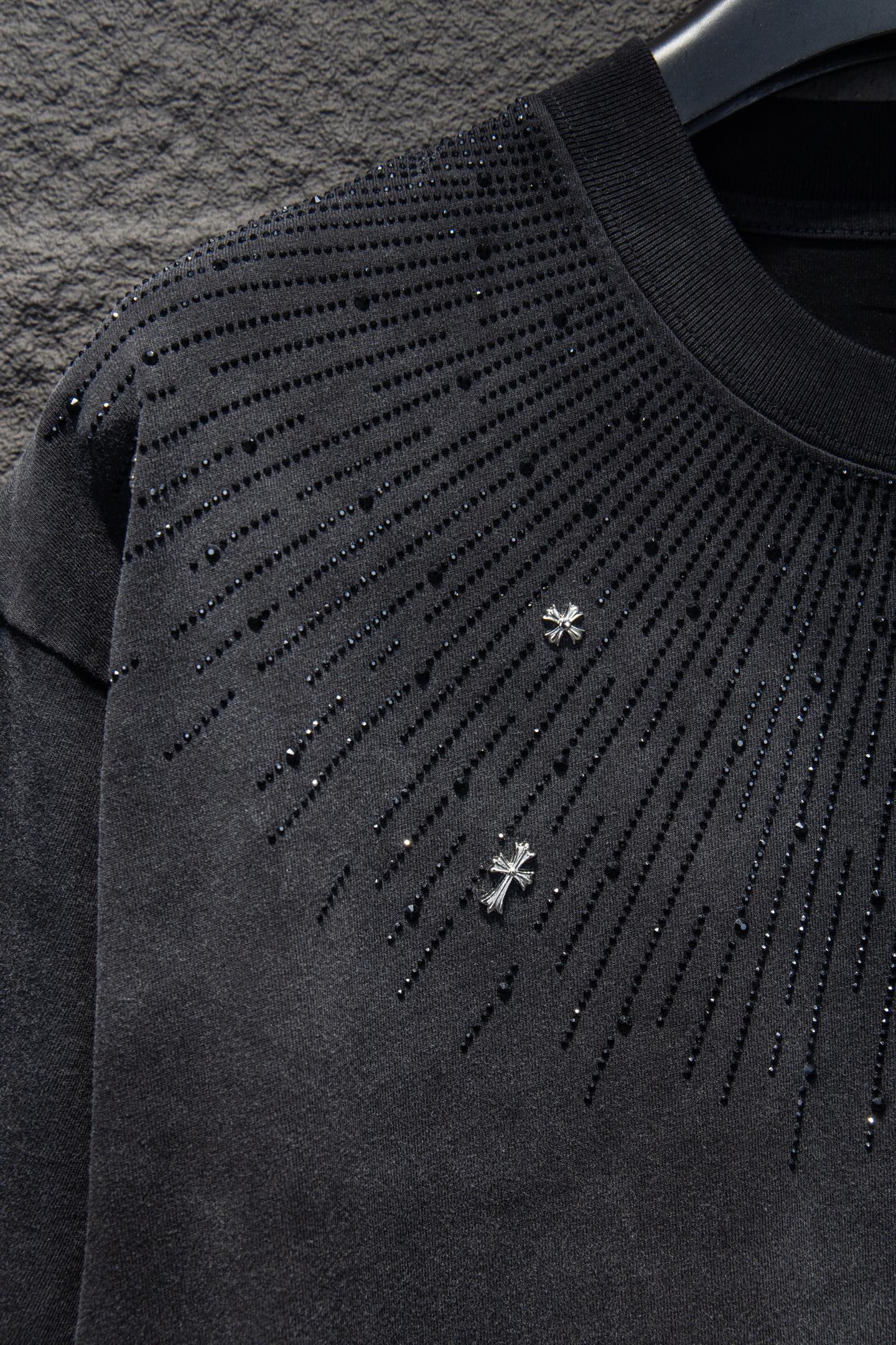 Chrome short-sleeve top sleeve, black knit with rows of small studs