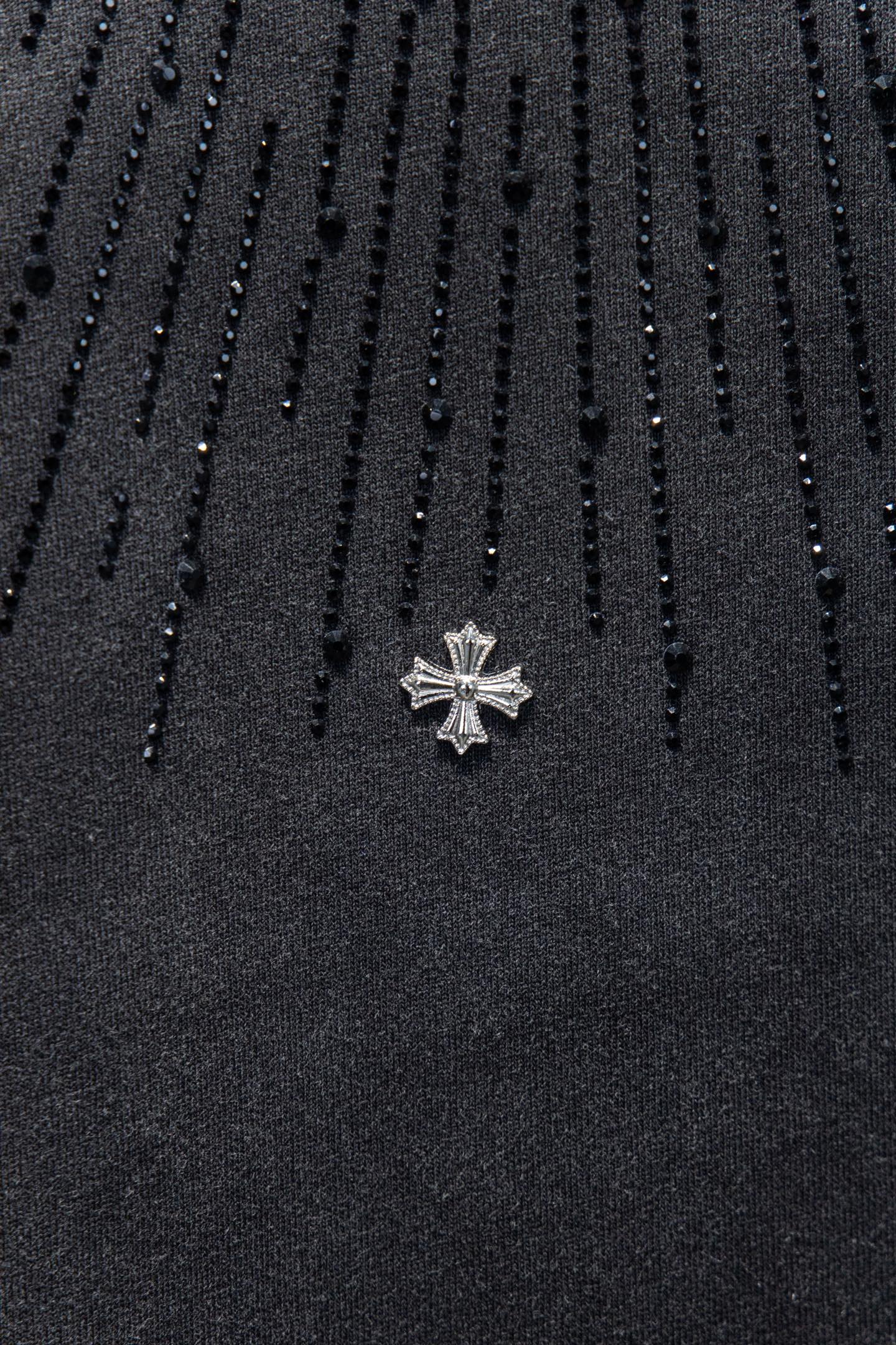 Chrome short-sleeve top, black knit with small cross emblem pin