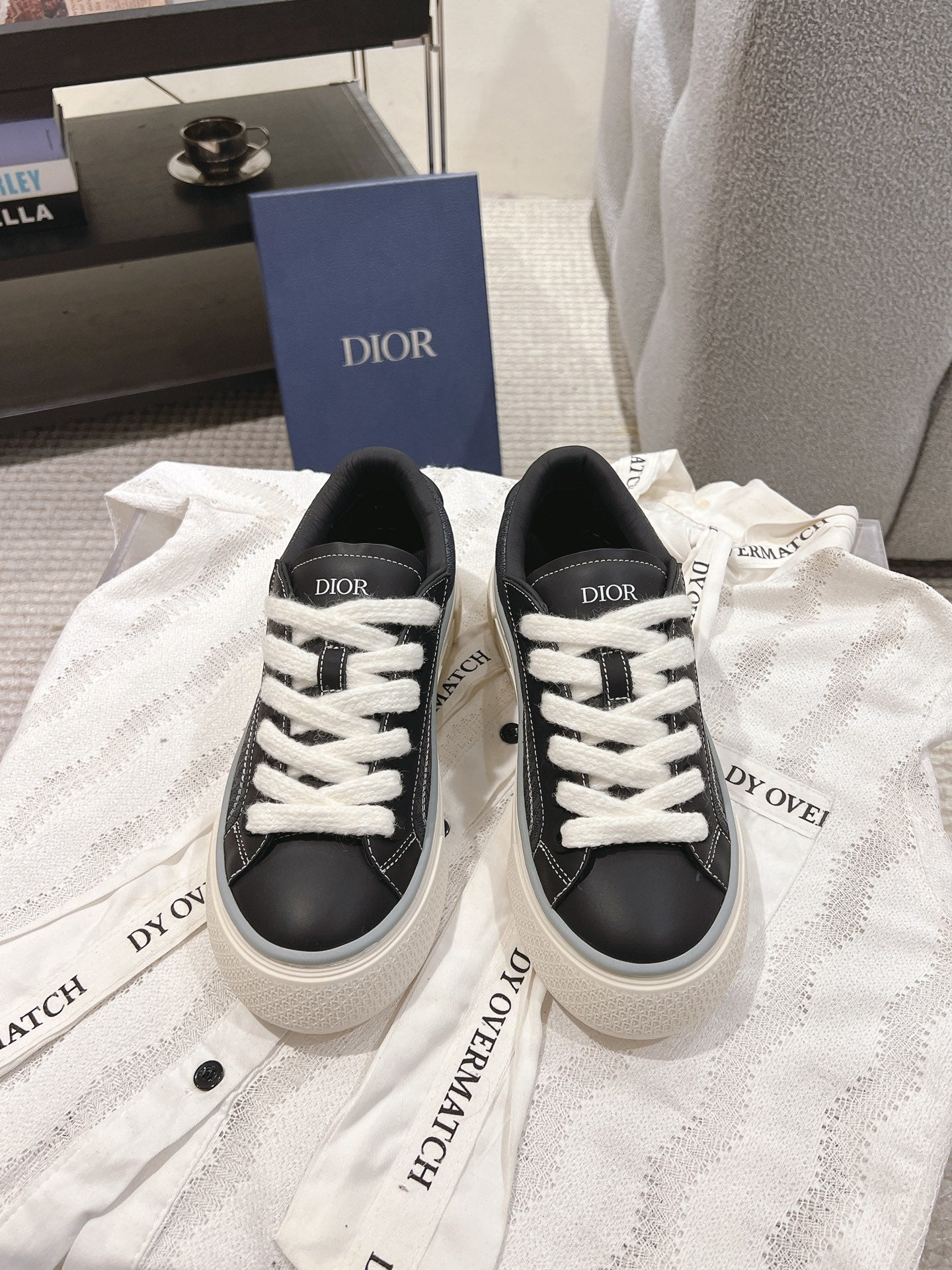 Unisex low-top sneakers in dark gray with white laces and textured side panels
