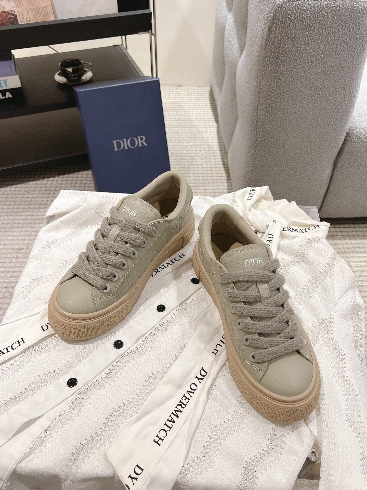 Unisex low-top sneakers in light beige with lace-up and padded collar