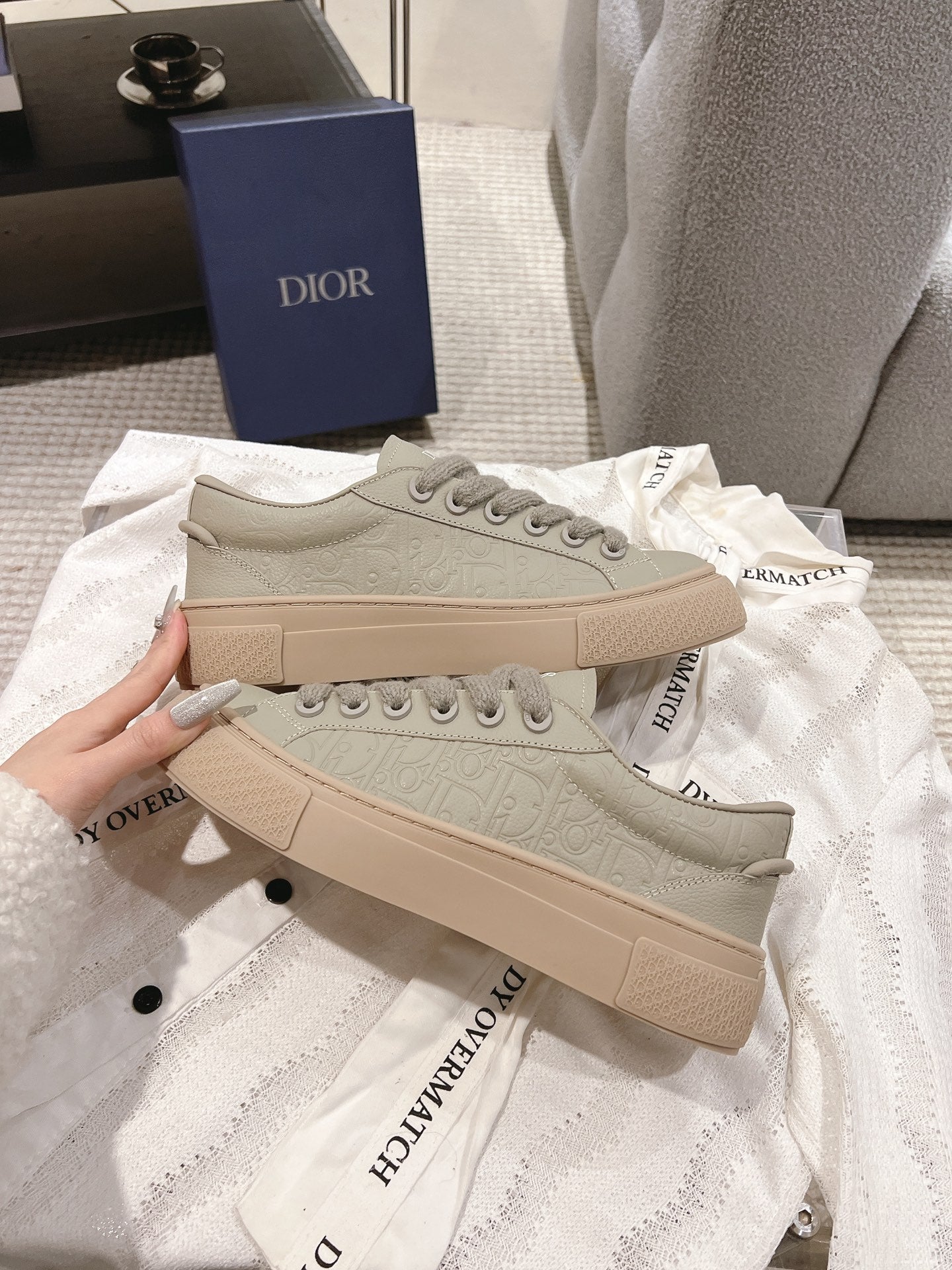 Unisex low-top sneakers in light gray-beige with lace-up and thick rubber sole