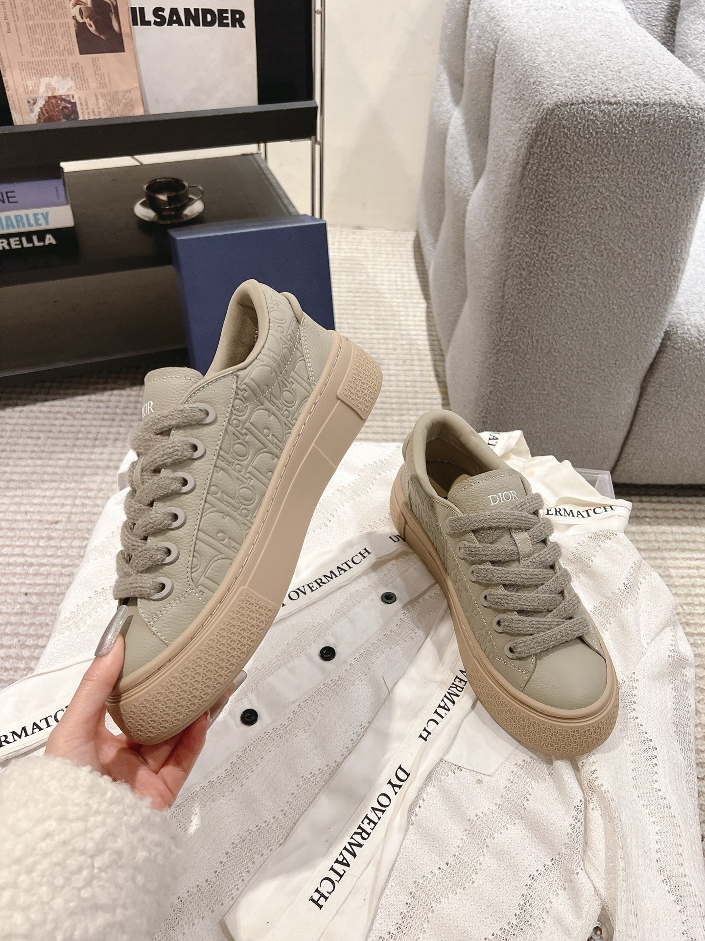 Unisex low-top sneakers in beige with lace-up and contrast sole edge