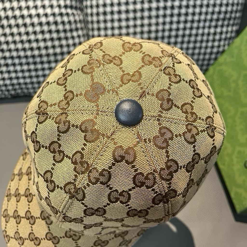 Gucci baseball cap in beige GG monogram canvas with round top button