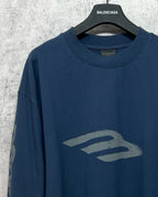 Long-sleeve crewneck T-shirt, dark blue, front logo print, neckline close-up