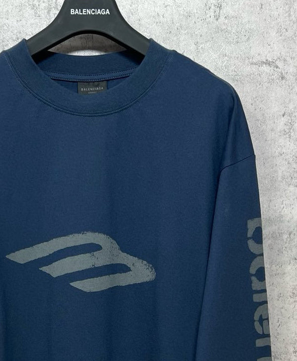 Long-sleeve crewneck T-shirt close-up, dark blue, side logo print on sleeve