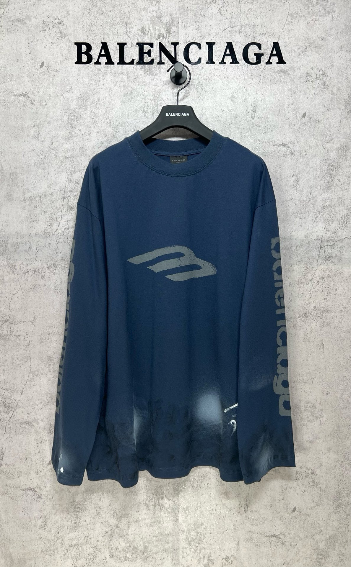 Long-sleeve crewneck T-shirt, dark blue, front logo graphic, long sleeves