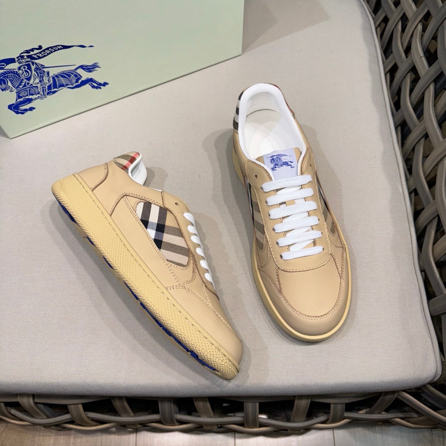 Beige leather sneaker with white laces and black-and-white check cutout