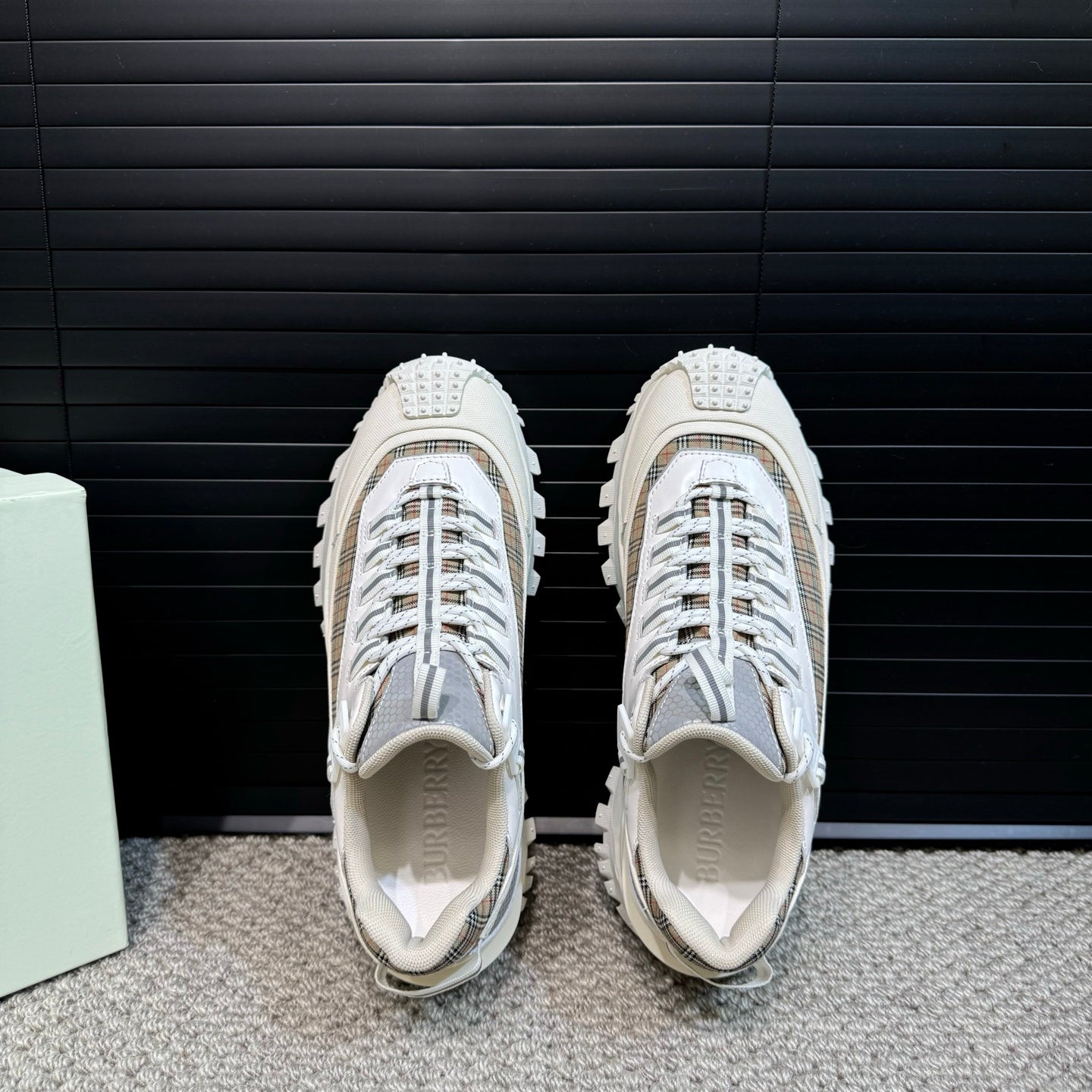 Burberry white lace-up sneakers with logo on collar and plaid lining