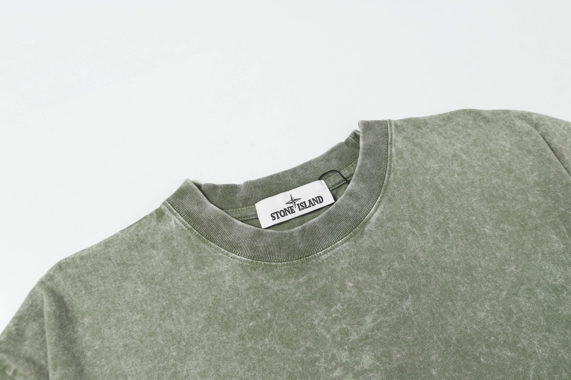 Short-sleeve T-shirt in sage green with crew neck and brand neck label