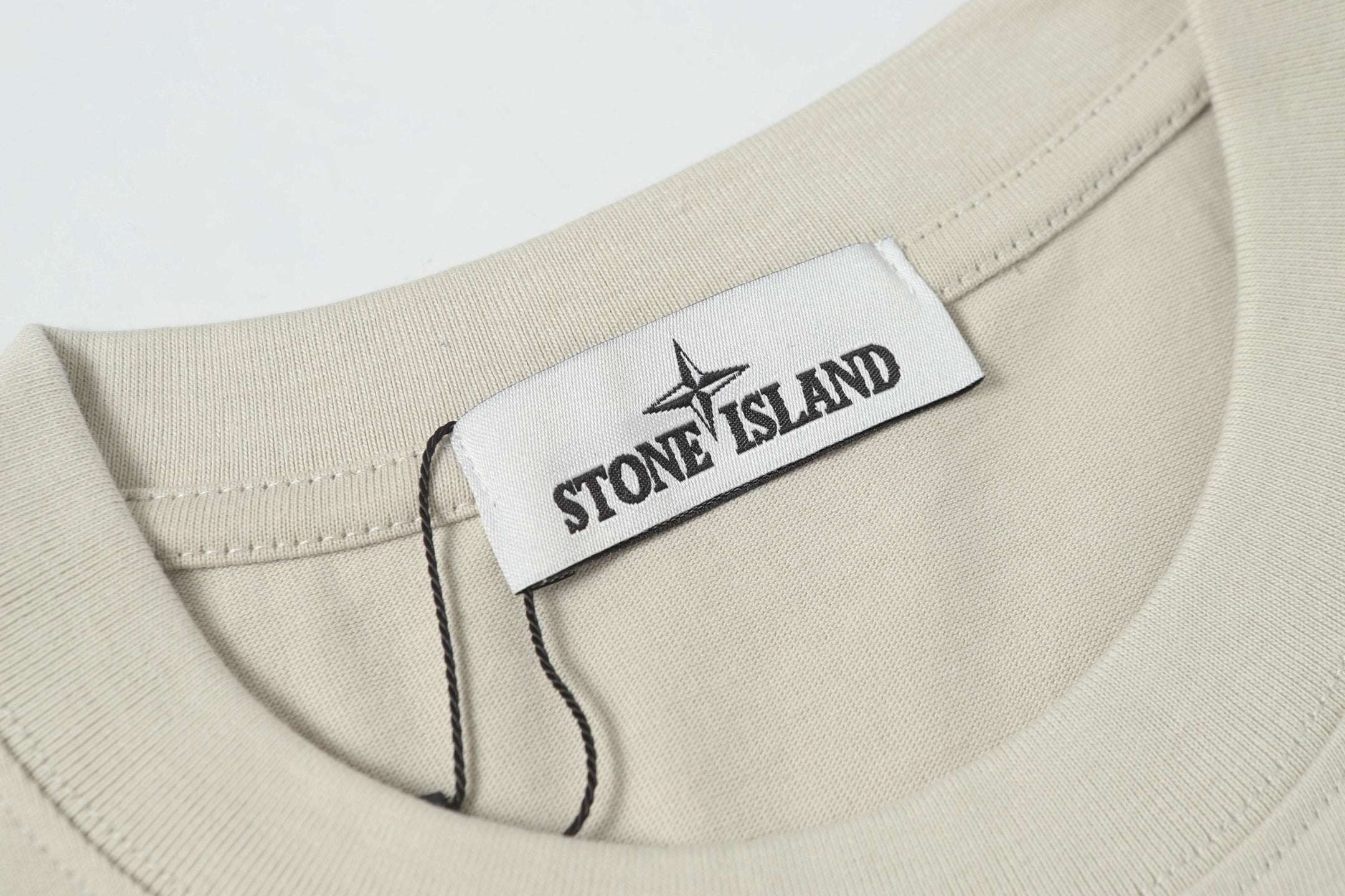 Light beige crew-neck collar with interior label