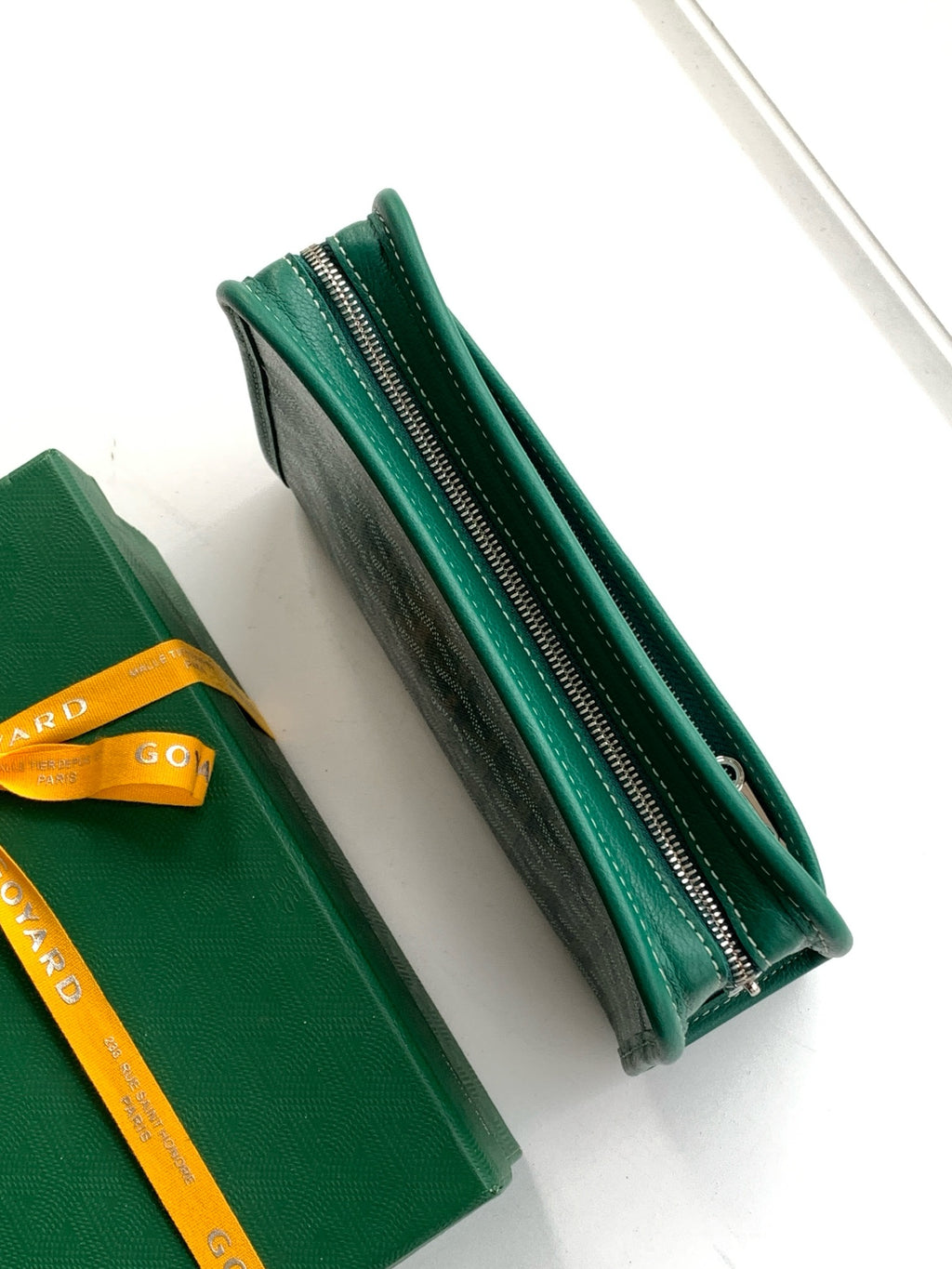 Goyard green zip wallet side view, double zipper pulls