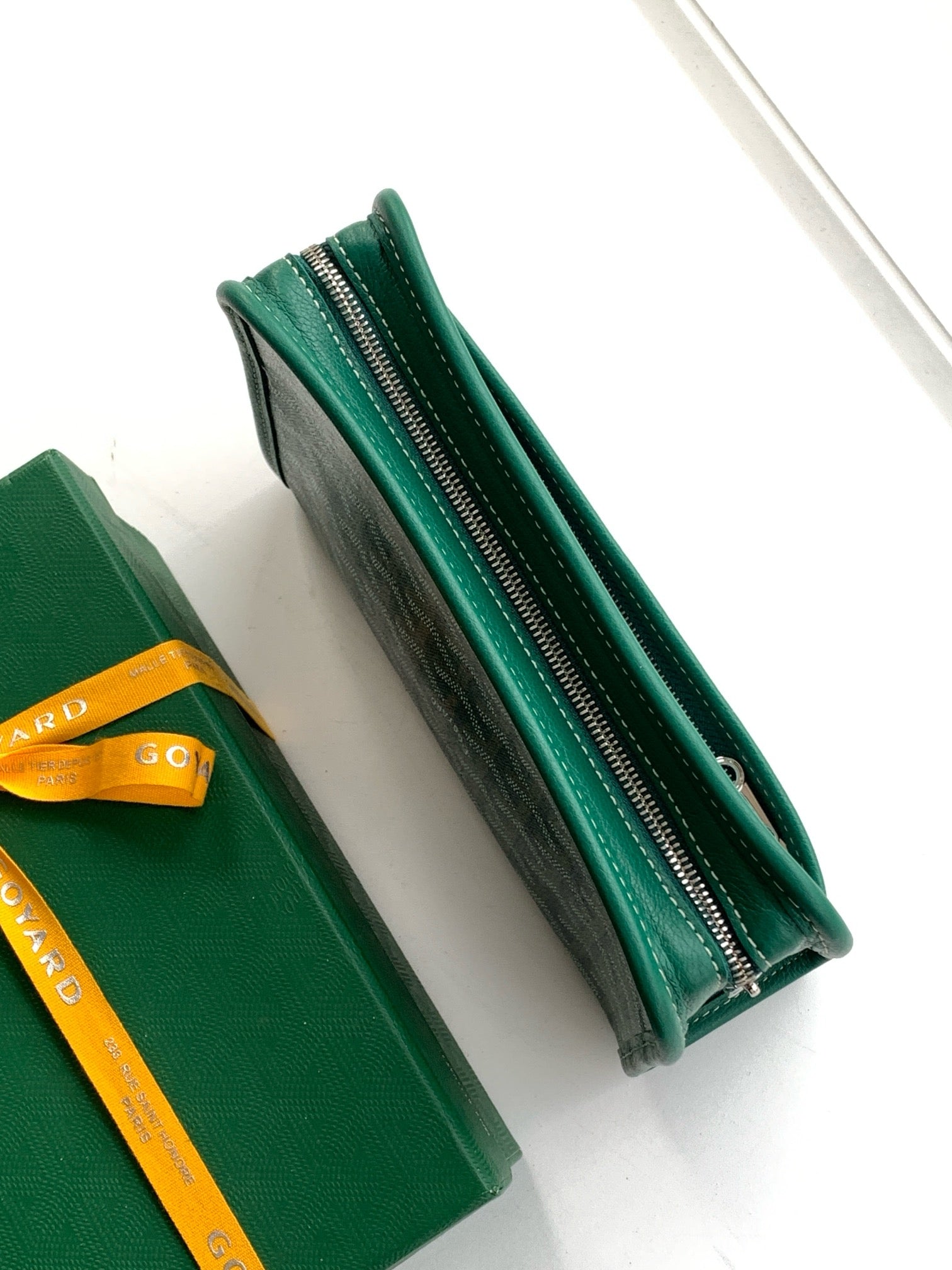 Goyard green zip wallet side view, double zipper pulls