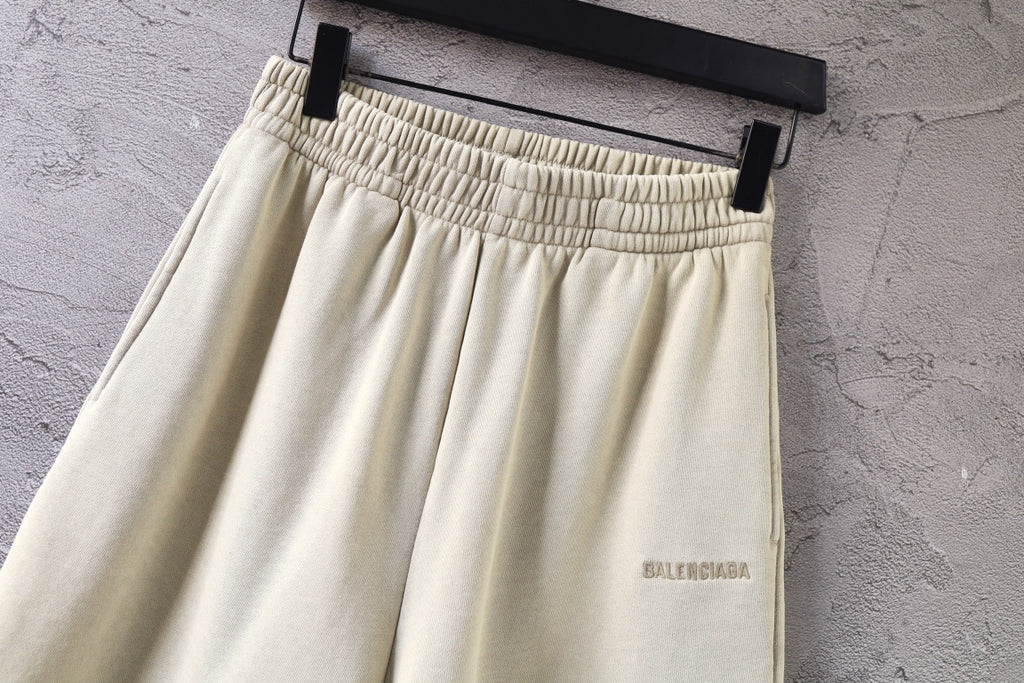 Cream shorts with elastic waistband and small side logo