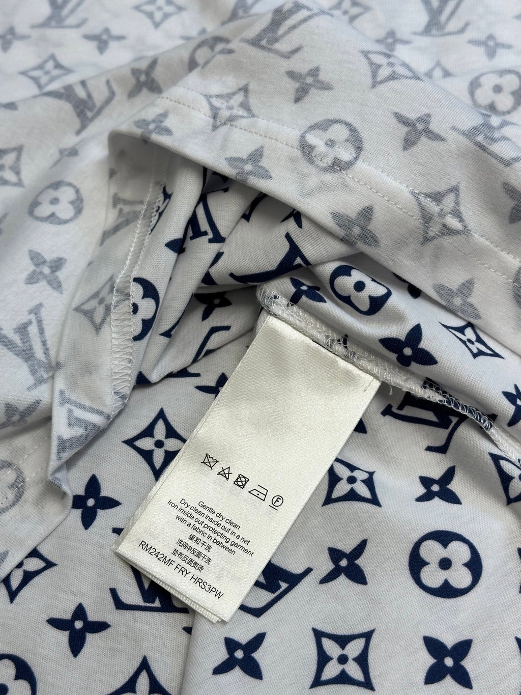 Light monogram T-shirt inner neck label and allover print lining