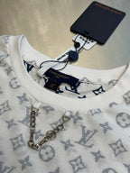 Light monogram T-shirt neckline with tag and metal chain detail