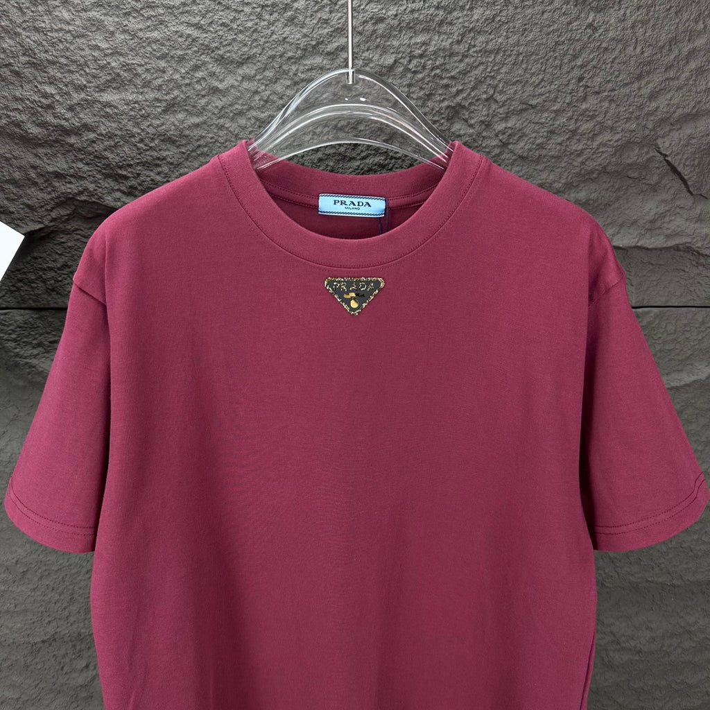 Maroon short-sleeve T-shirt with triangular logo at the chest