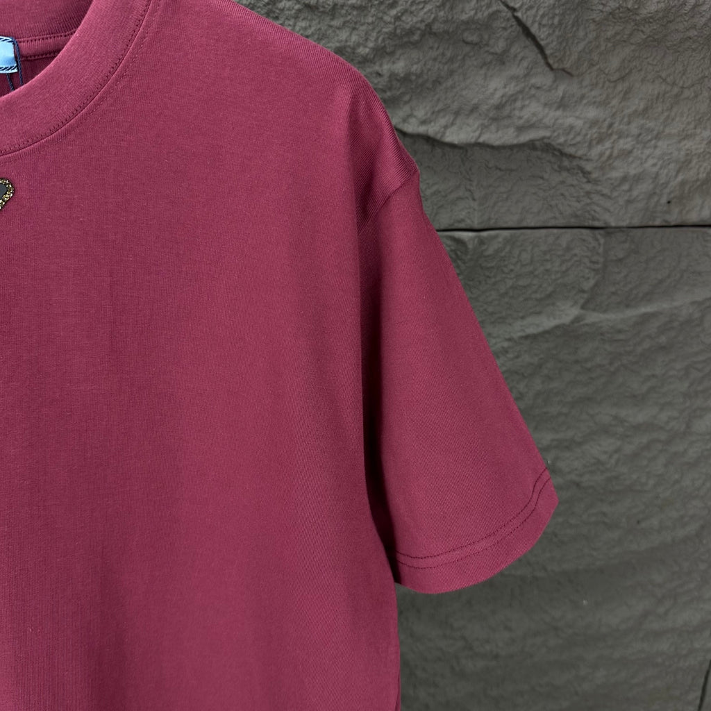 Maroon short-sleeve T-shirt sleeve and shoulder seam detail
