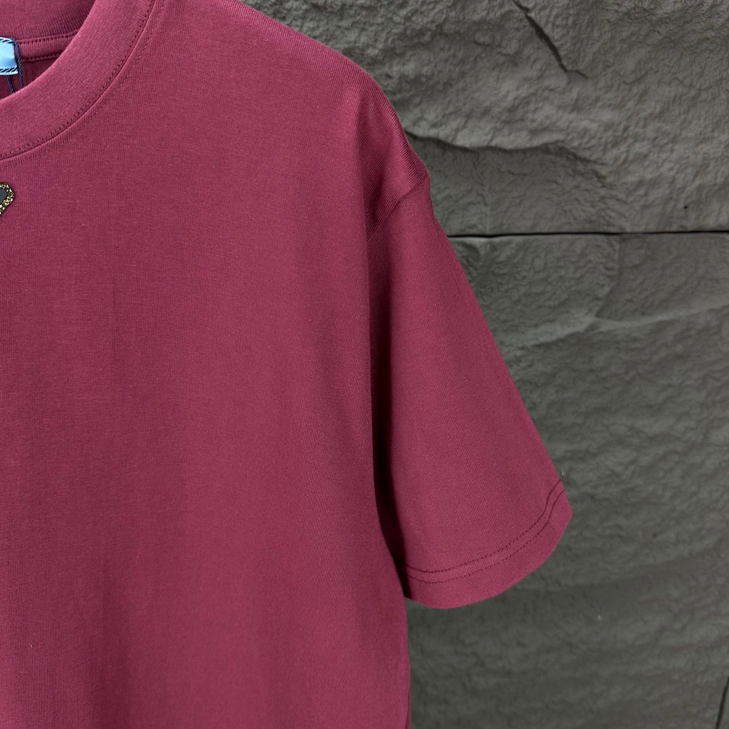 Maroon short-sleeve T-shirt sleeve and shoulder seam detail