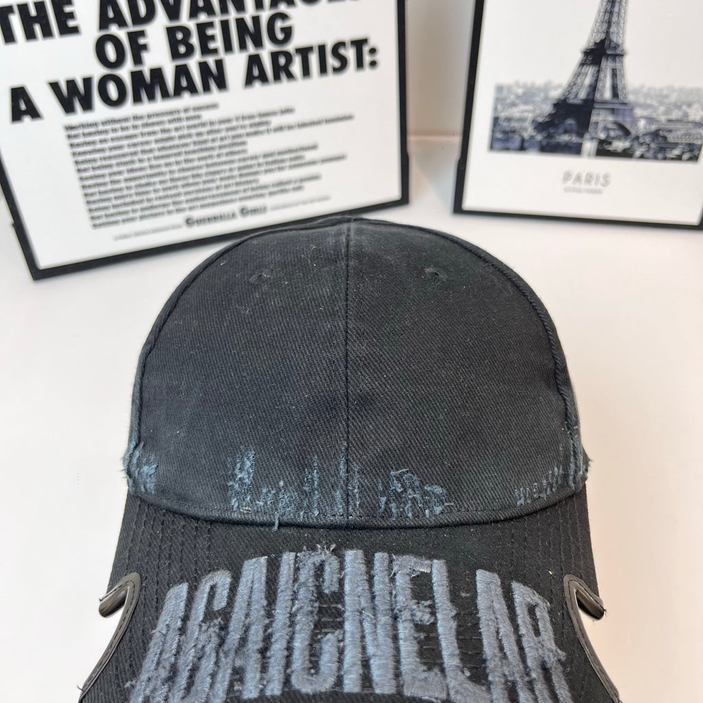 Baseball cap in dark denim with stitched seams and embroidered front panel