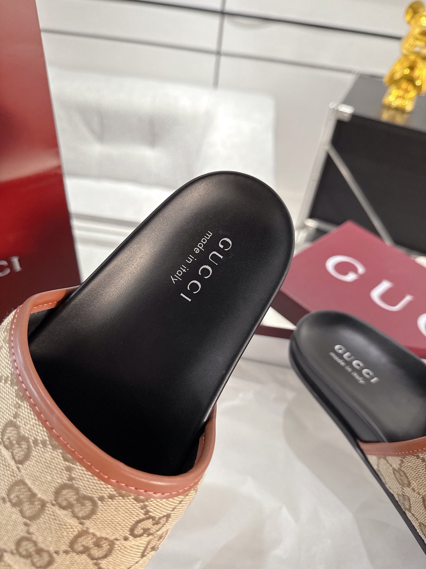 Gucci slide sandal footbed close-up, black insole with Gucci text