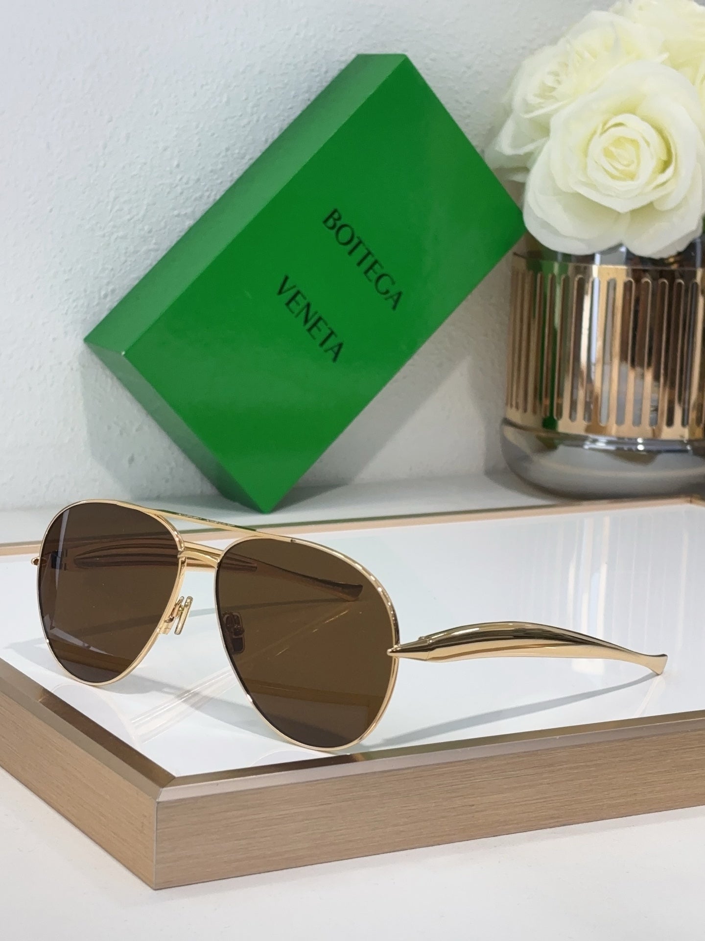 Bottega Veneta sunglasses with gold metal frame and brown lenses