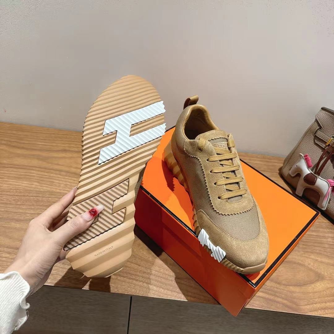 Beige lace-up sneaker with striped rubber outsole and side logo panel