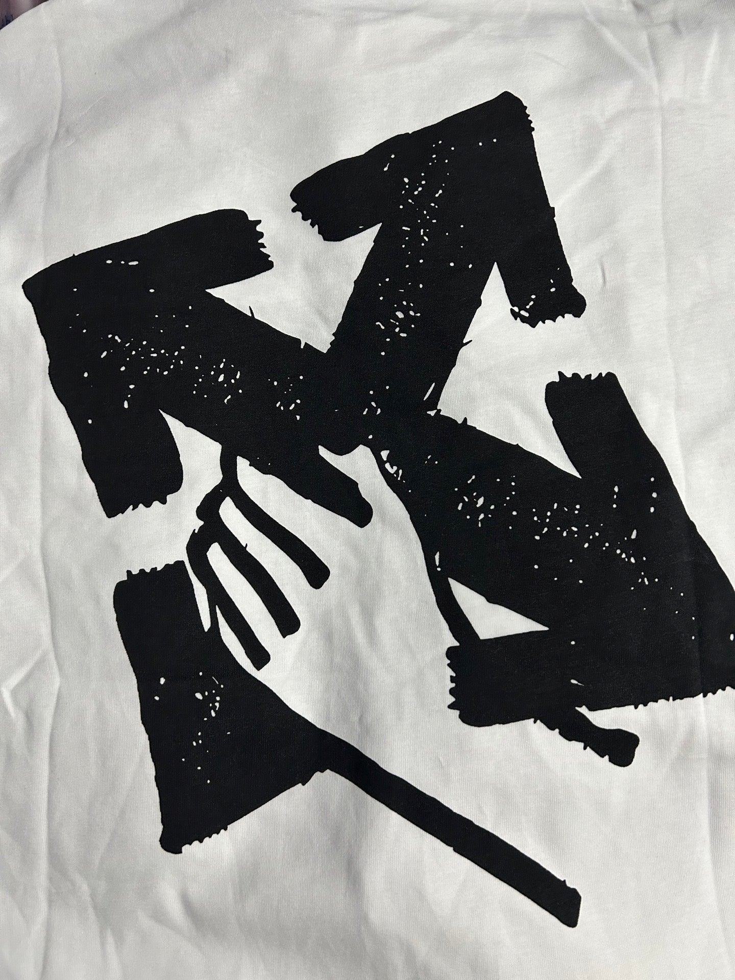 Off White T-shirt off-white with bold black abstract graphic on back