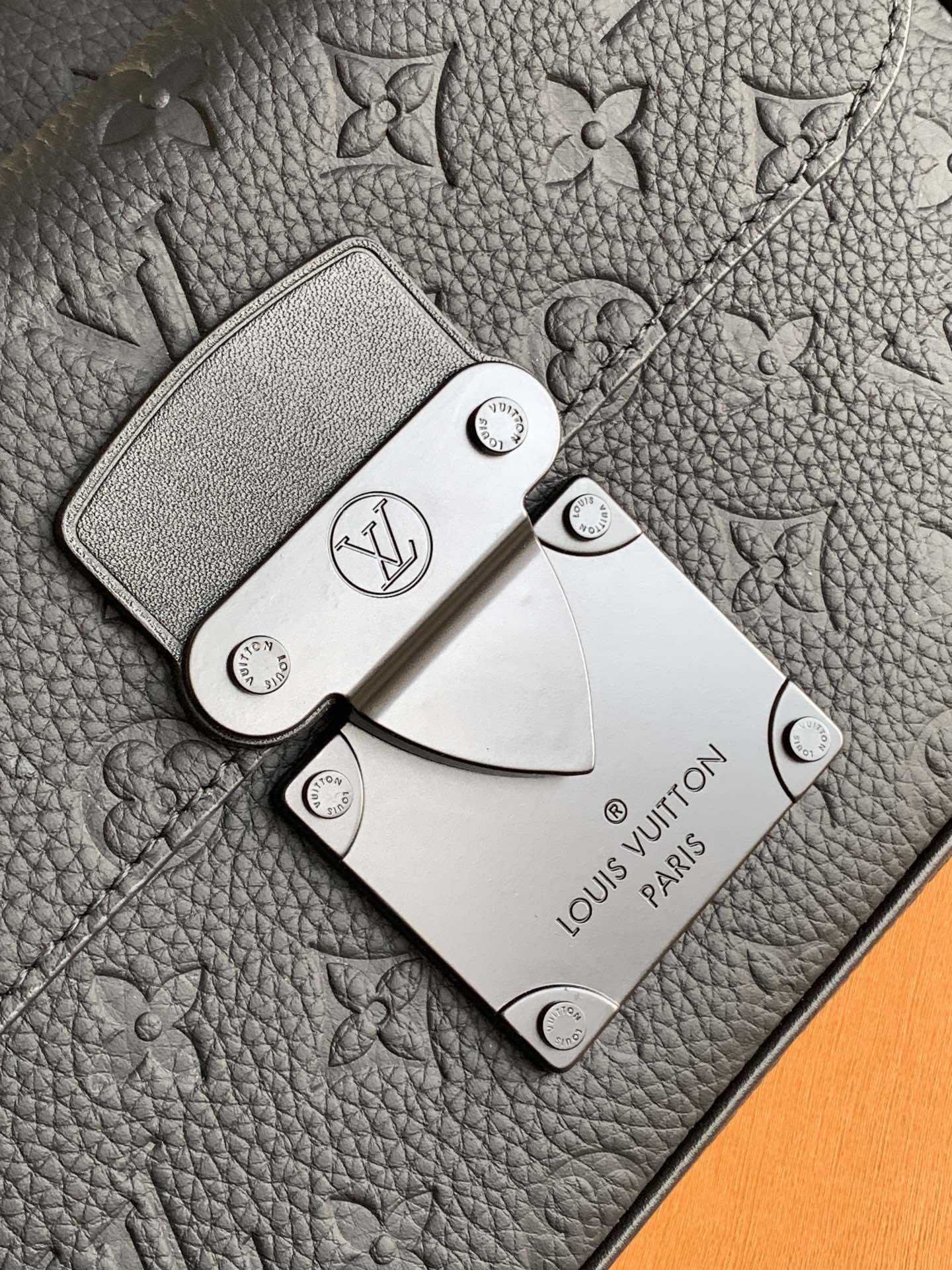 Louis Vuitton monogram leather card holder with snap and white Louis Vuitton Paris label
