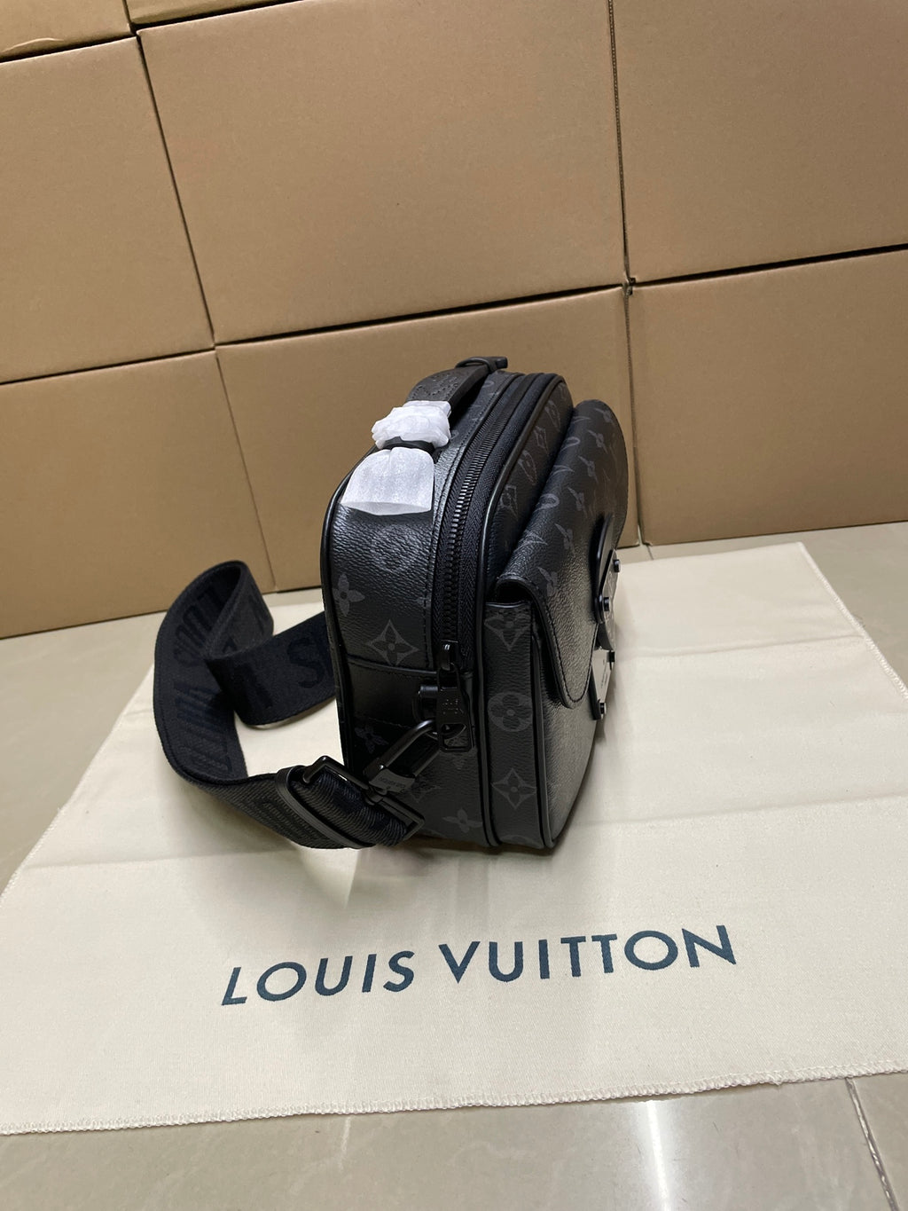Men’s Louis Vuitton monogram shoulder bag with side profile and adjustable strap