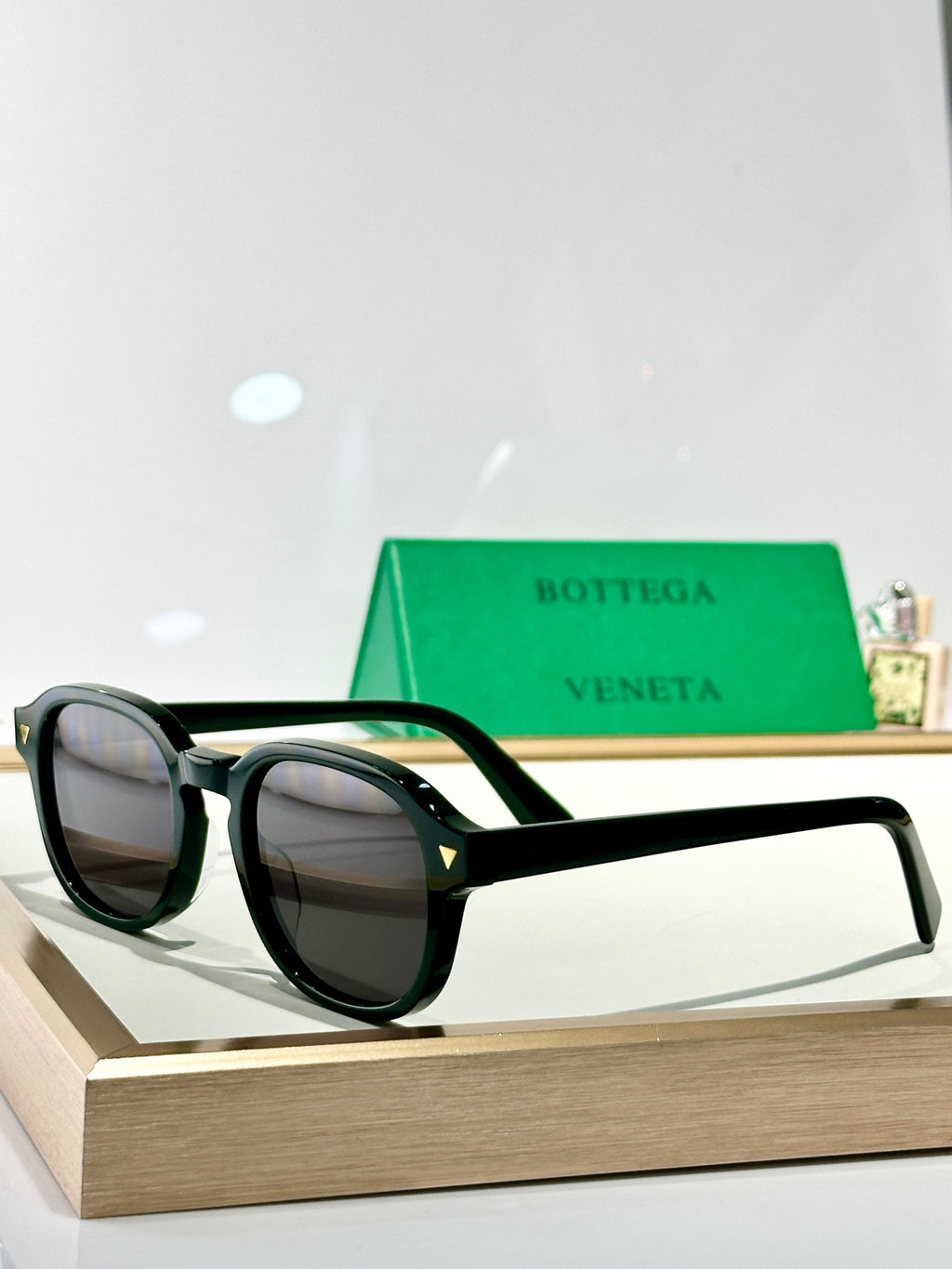 Bottega Veneta glasses with dark frame and gray tinted lenses
