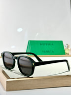 Bottega Veneta glasses with dark frame and gray tinted lenses