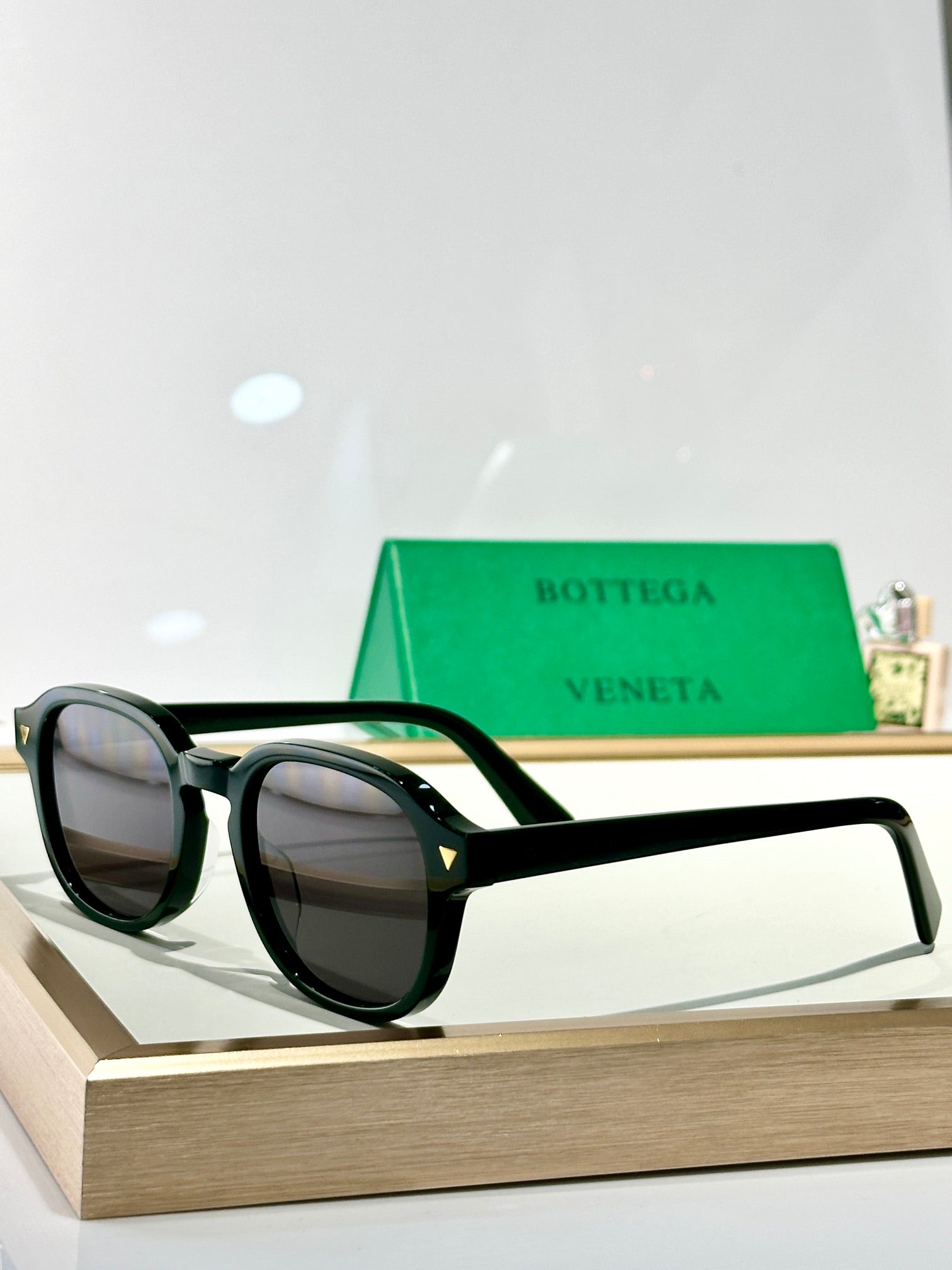 Bottega Veneta glasses with dark frame and gray tinted lenses