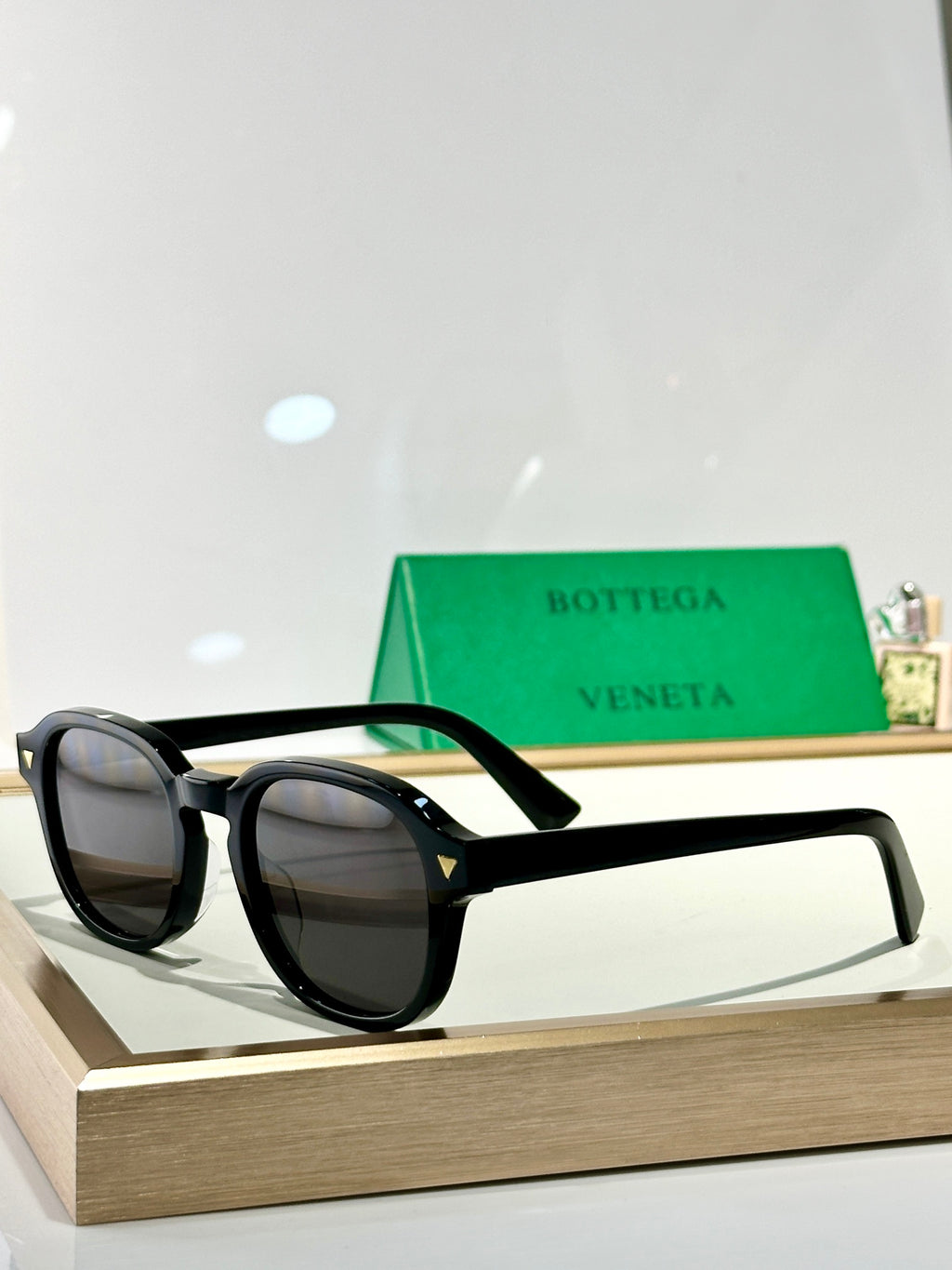 Bottega Veneta glasses with black frame and dark brown tinted lenses